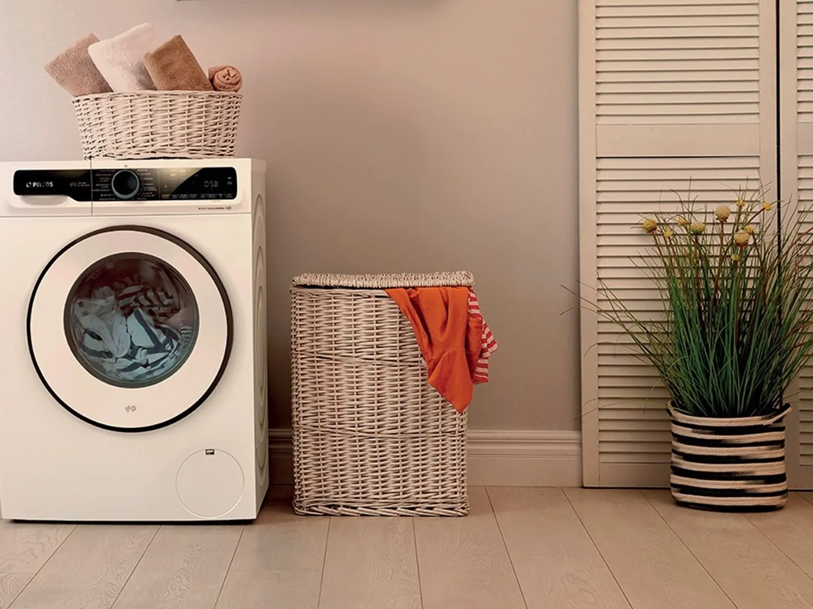 Ένα πλυντηριοστεγνωτήριο μαζί με ψάθινα καλάθια με άπλυτα ρούχα και πλυμένες πετσέτες. 