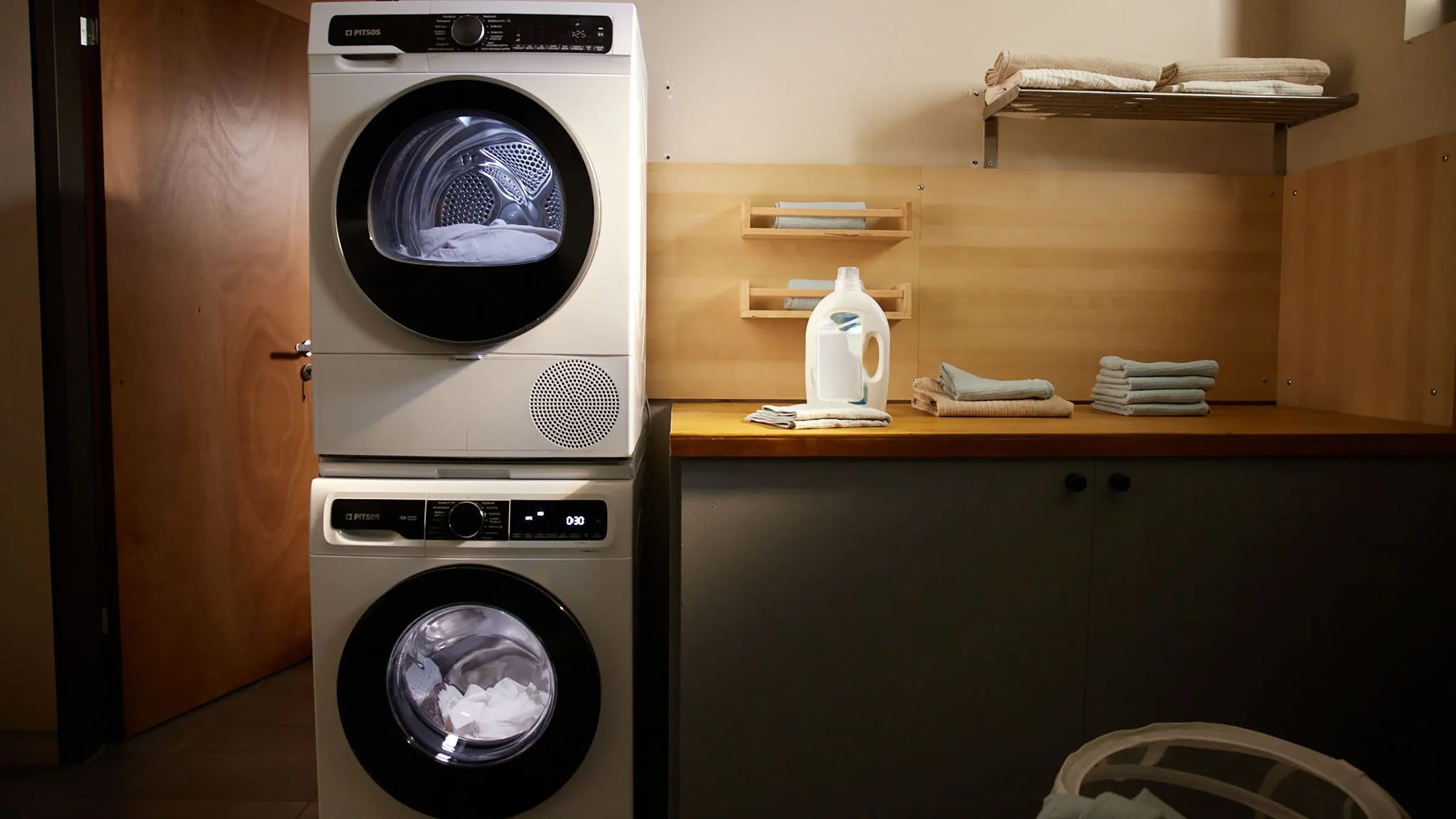 Δύο πλυτηριοστεγνωτήρια Pitsos το ένα πάνω στο άλλο σε σύγχρονο μπάνιο.