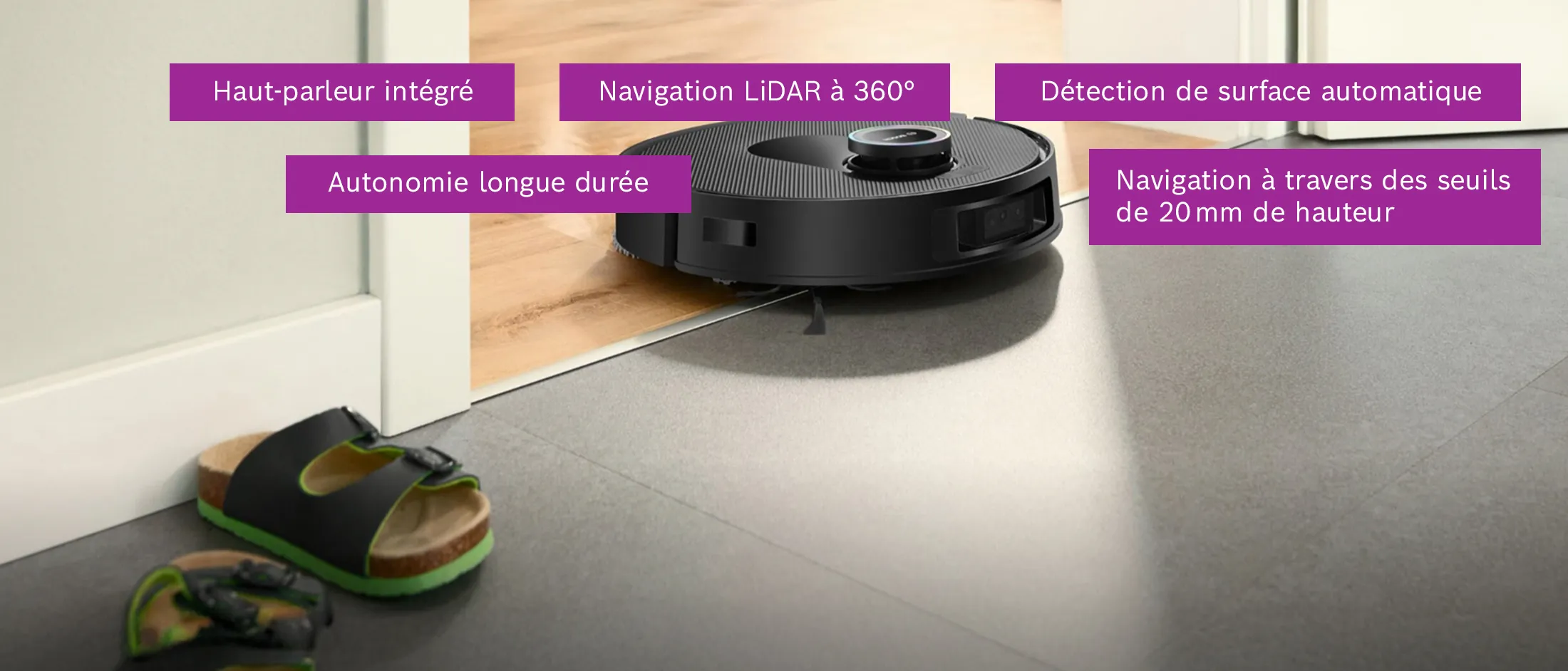 Spotless dans l'embrasure d'une porte entre deux pièces avec différents types de sols, annoté avec les diverses fonctionnalités.