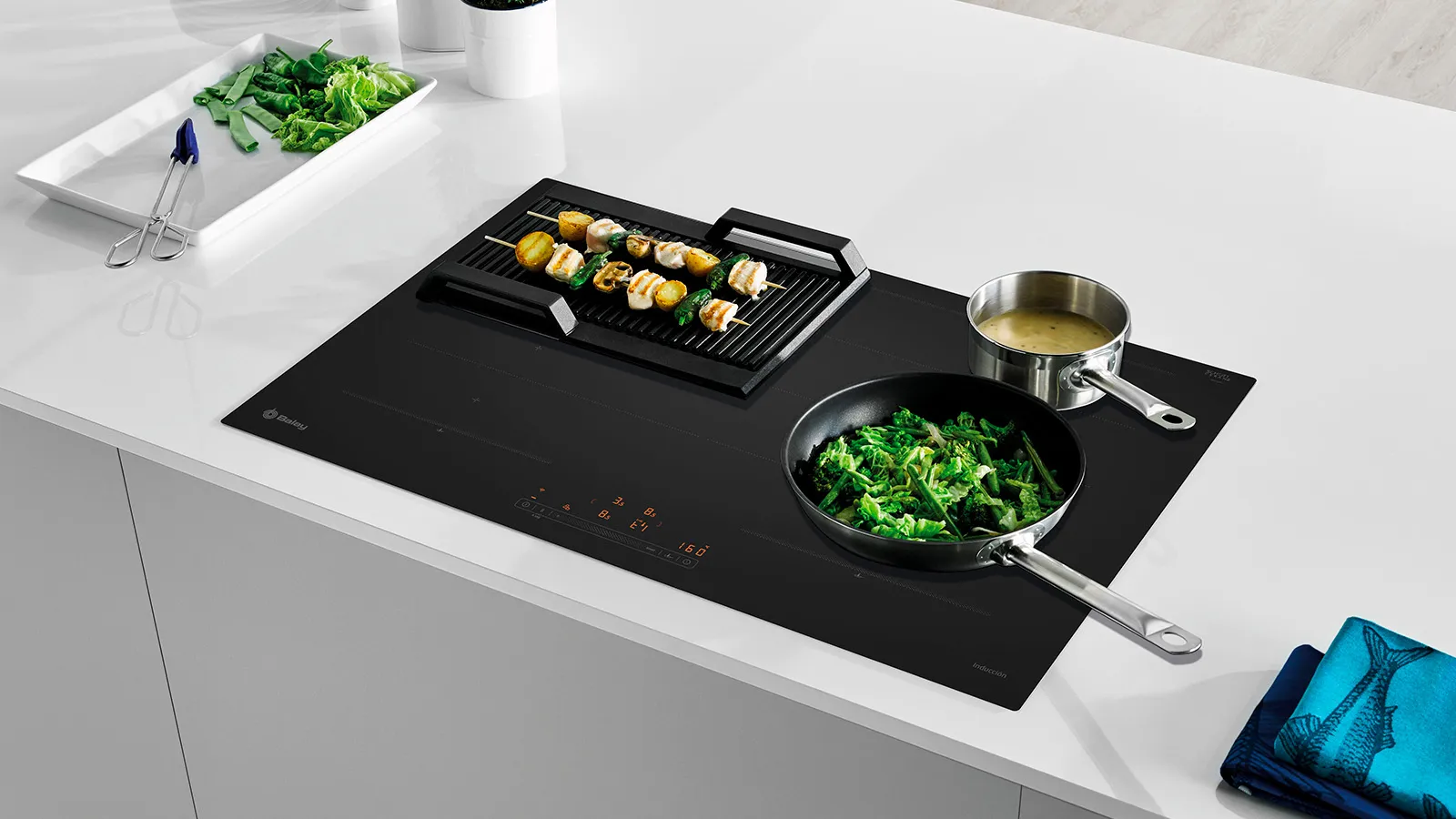 Plano de placa con alimentos cocinándose