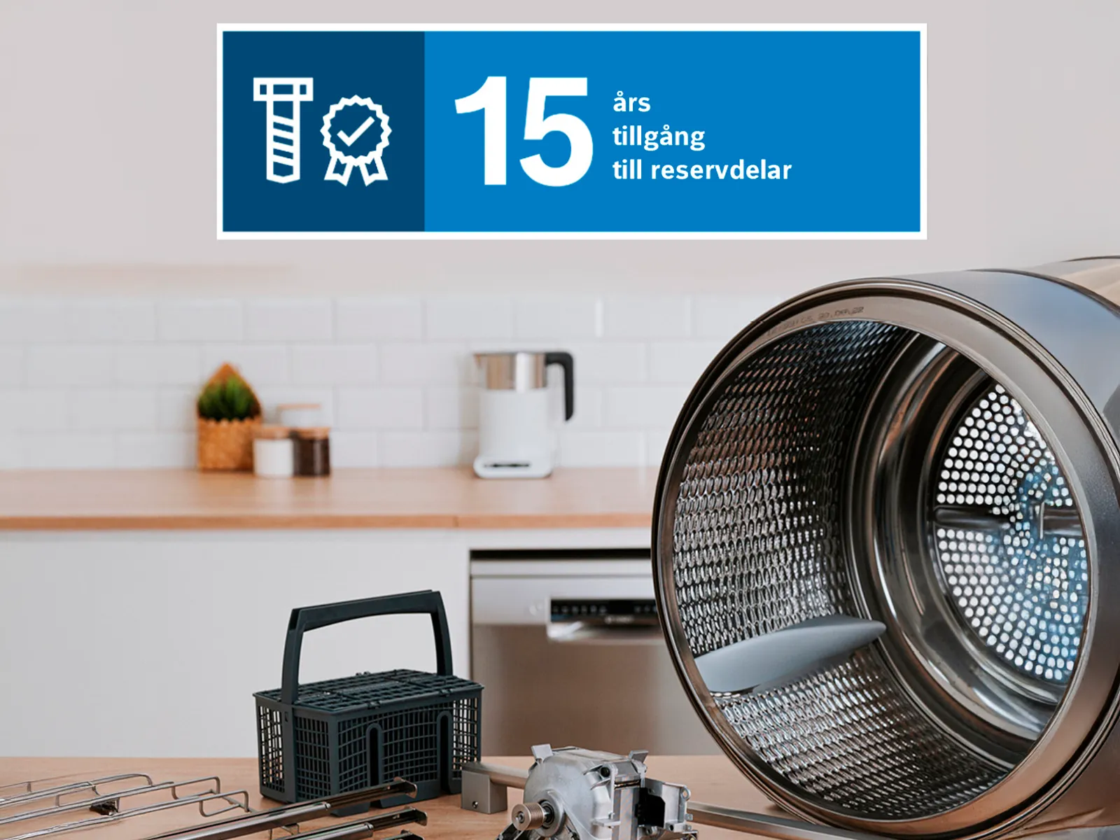 En tvättmaskinsslunga, motor och metalldelar på ett träbord som framhäver 15 års tillgång på reservdelar.