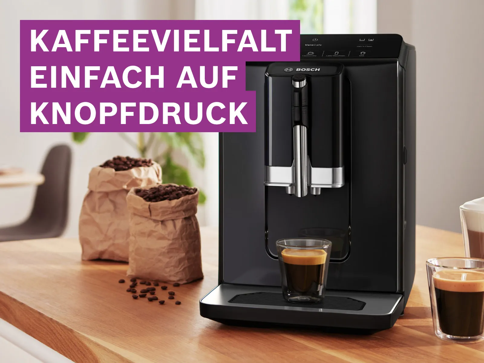Kaffeevollautomat steht auf Küchenplatte. 