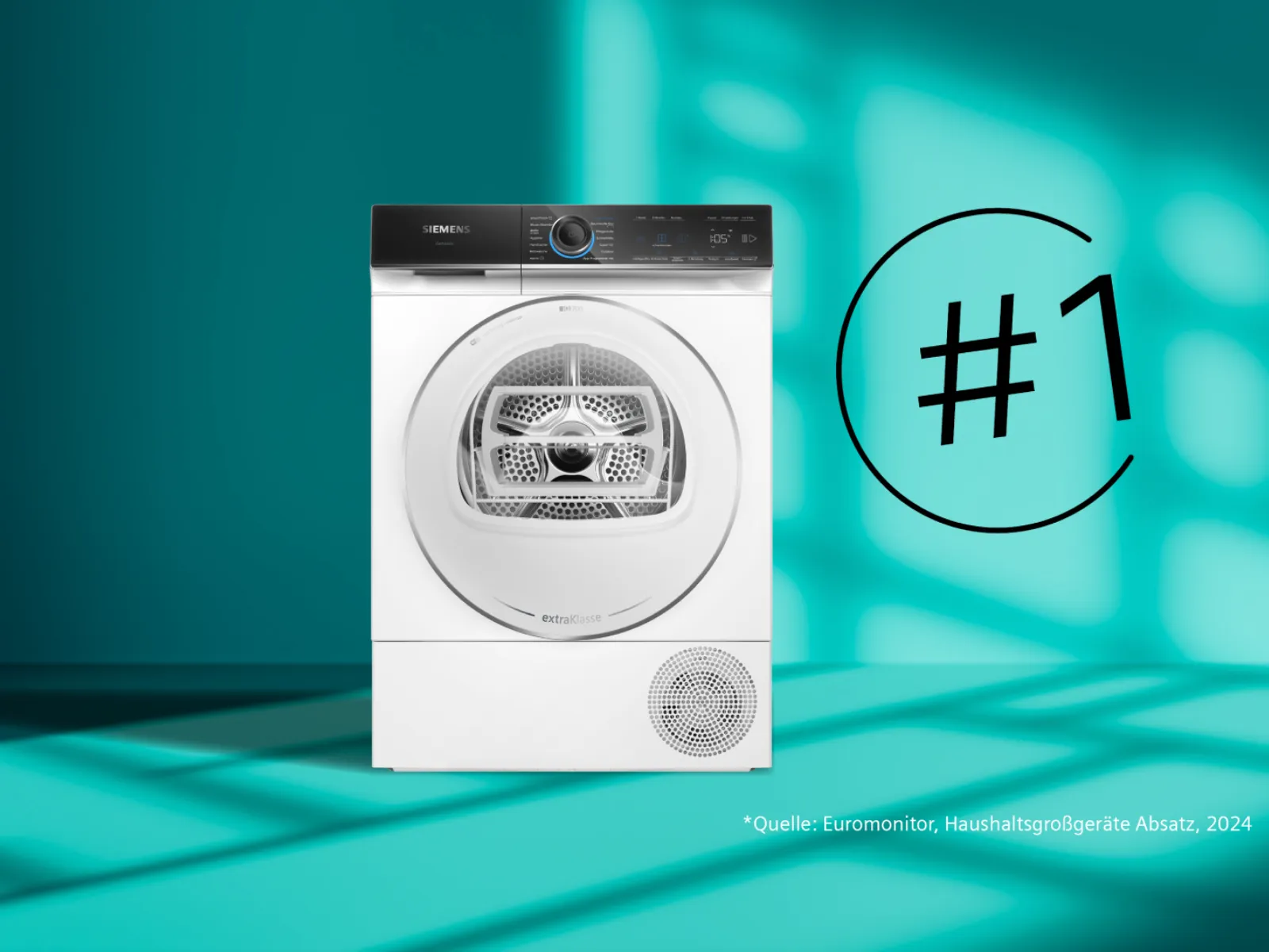 Ein weißer Kondensationstrockner von Siemens mit elegantem Design, präsentiert vor einem blaugrünen Hintergrund, ist in der Gerätebewertung als „Nr. 1“ gekennzeichnet.