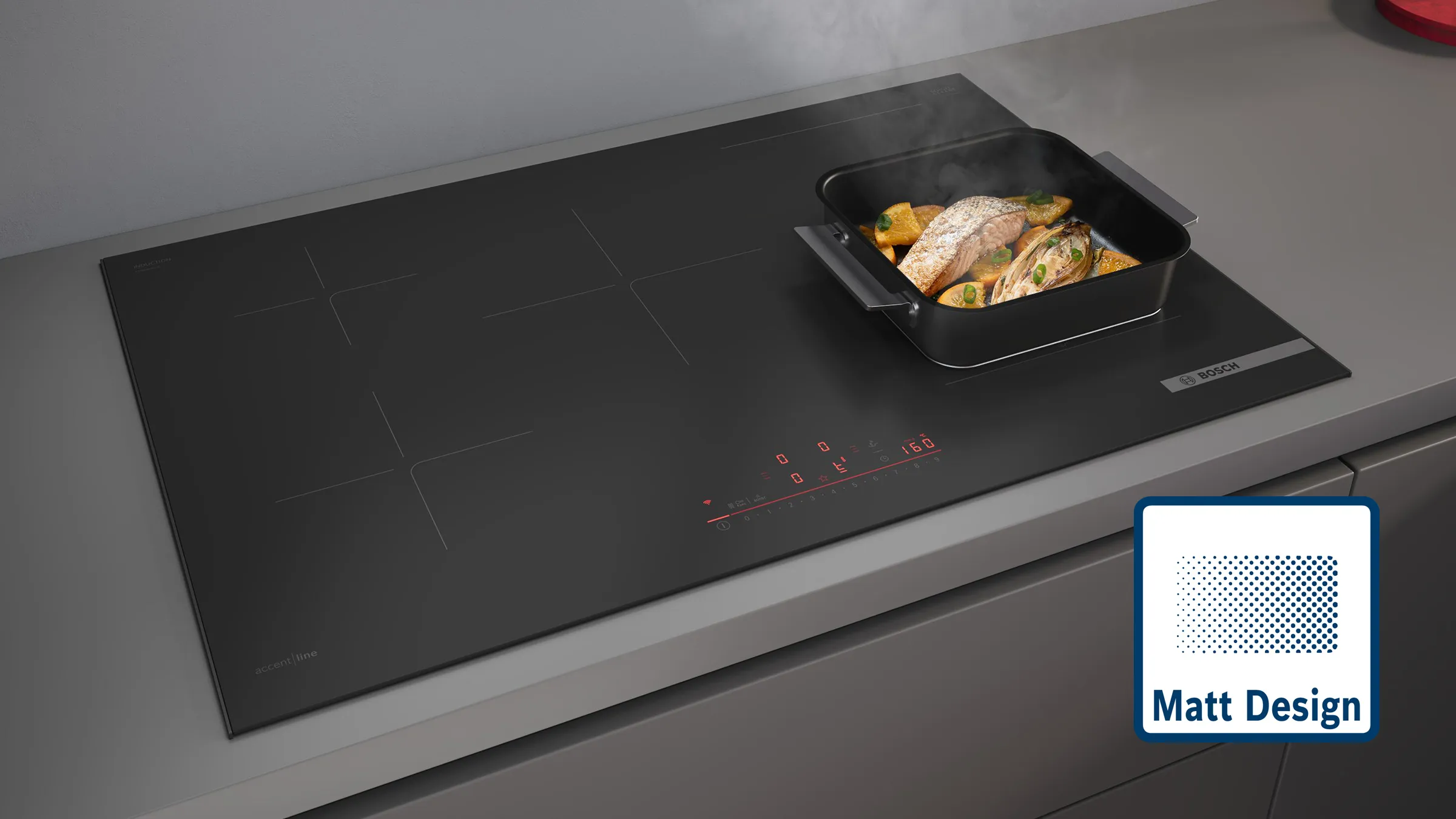 Bosch accent line Induktionskochfeld Matt Schwarz, flächenbündig eingebaut, mit Bräter und Fischfilet – elegante matte Glasoberfläche.