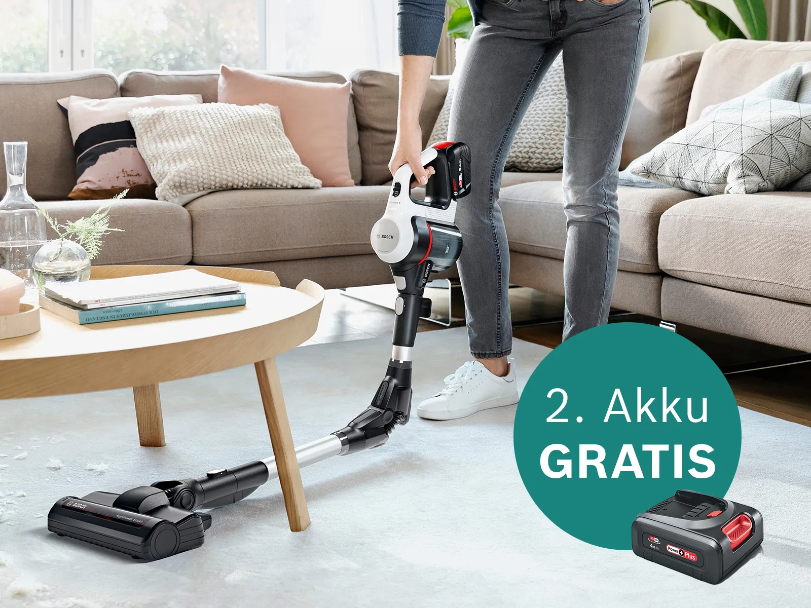 Wandstaubsauger mit Gratis-Zweitakku-Angebot auf grünem Hintergrund.