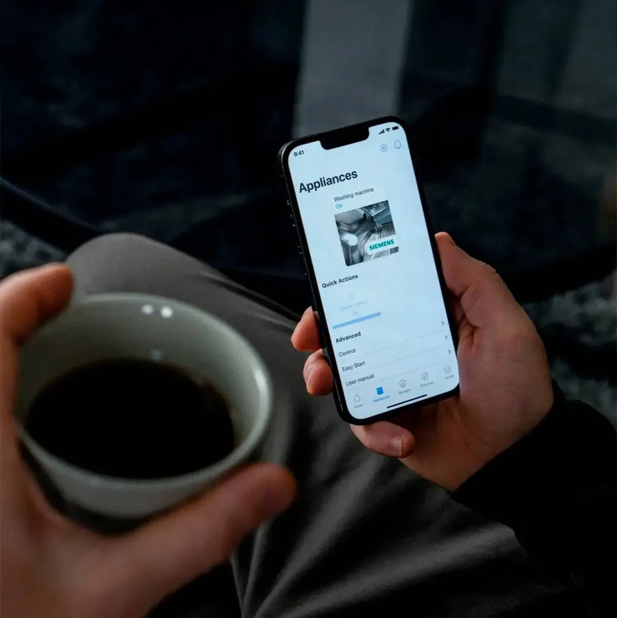 "Des appareils de cuisine noirs et élégants intégrés dans des meubles en bois chaleureux, avec un design moderne et minimaliste.