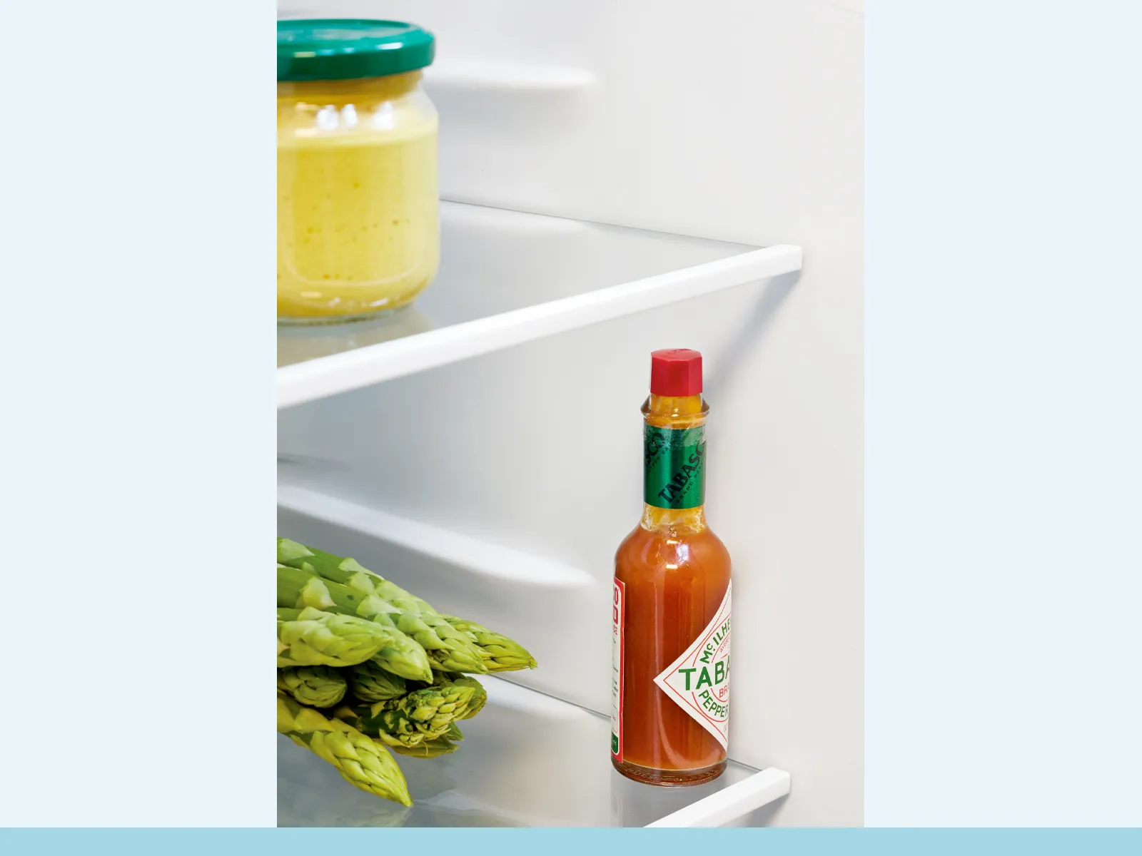 Constructa Kühlschrank mit Tabasco und Senf und Spargel.