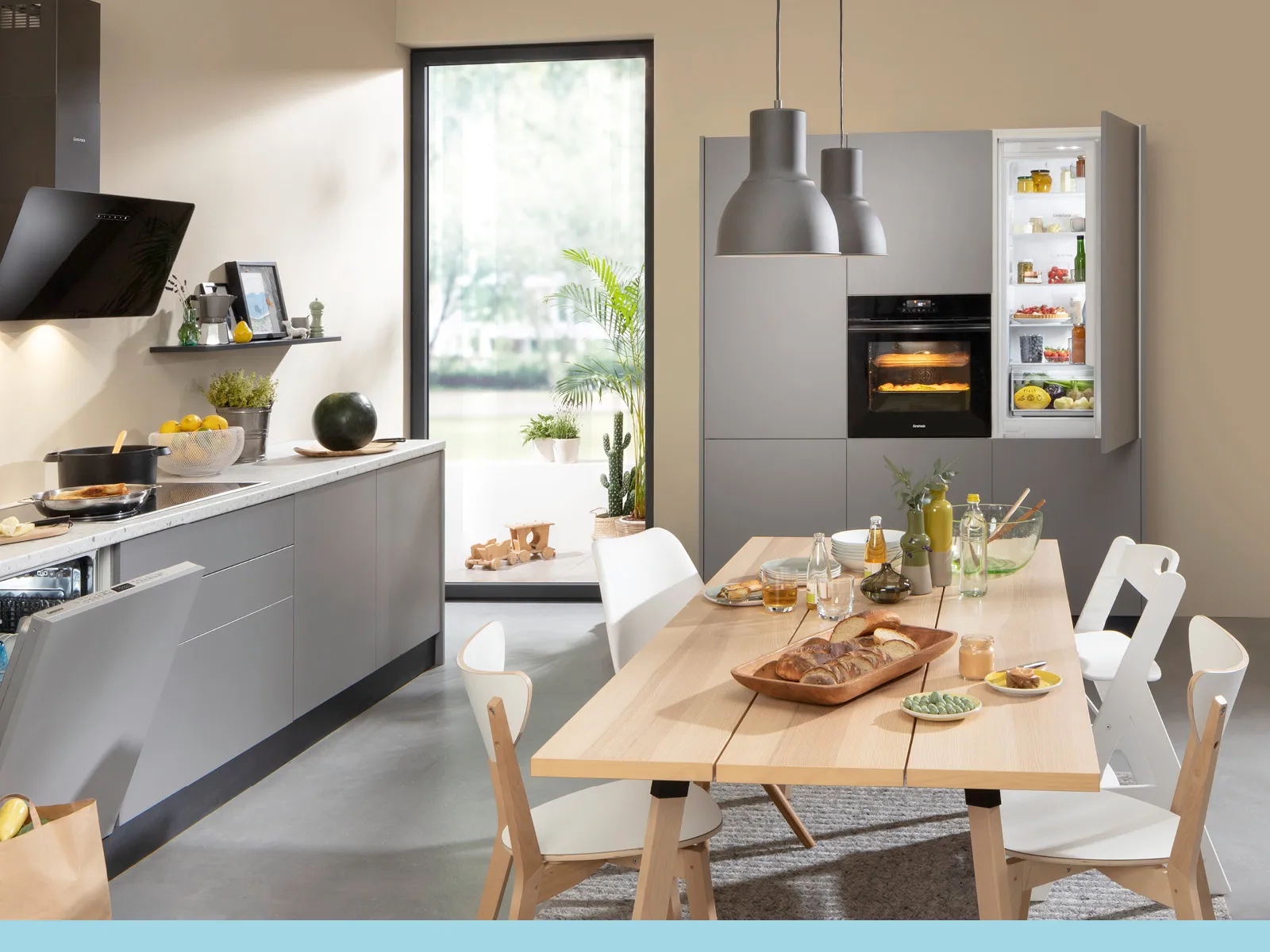 Constructa Einbau Kühl-Gefrier-Kombination mit geöffneter Tür in einer modernen, blauen Küche. Mit "Made in Germany" Logo.