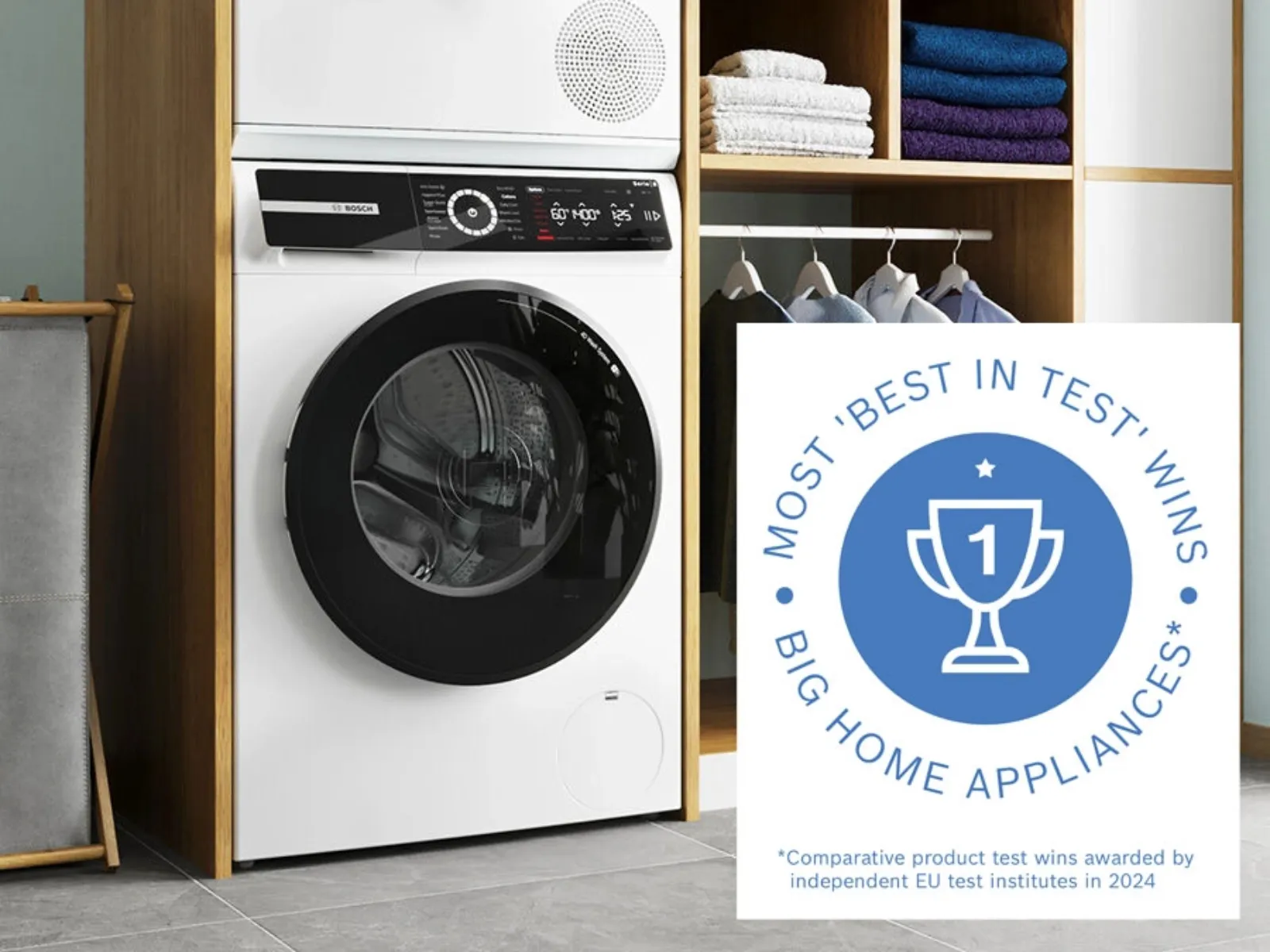 Vaskemaskin og tørketrommel oppå hverandre med Best in Test-vinner 2024-logo.