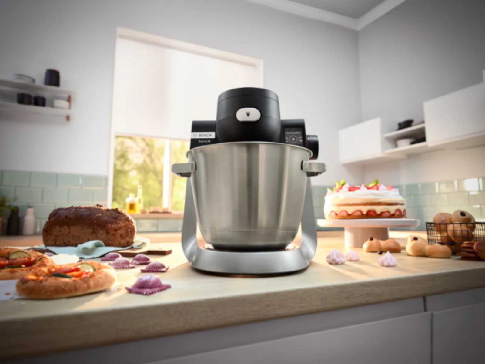 Kraftig kjøkkenmaskin i et lyst kjøkken - perfekt for baking og matlaging med presisjon og enkelhet.