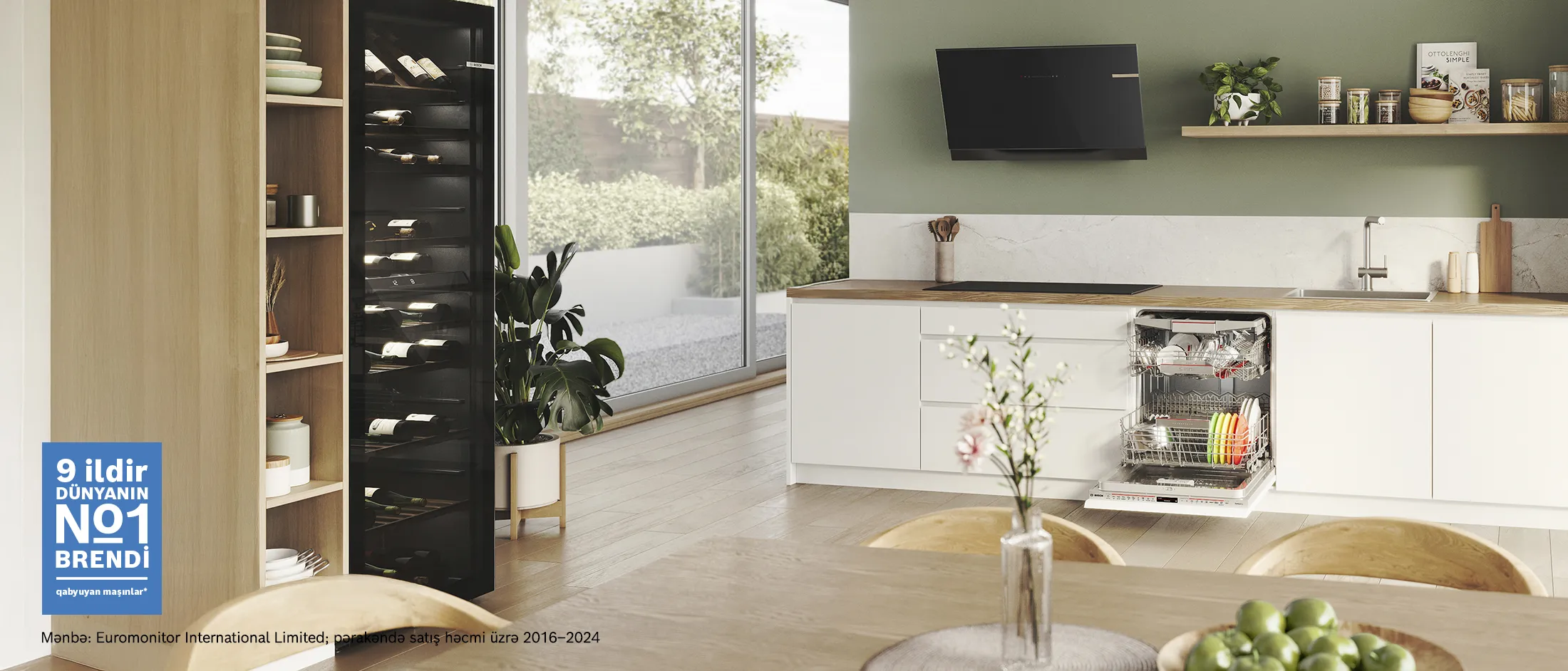 Tam açıq texnikası olan ağ və taxta mətbəx.