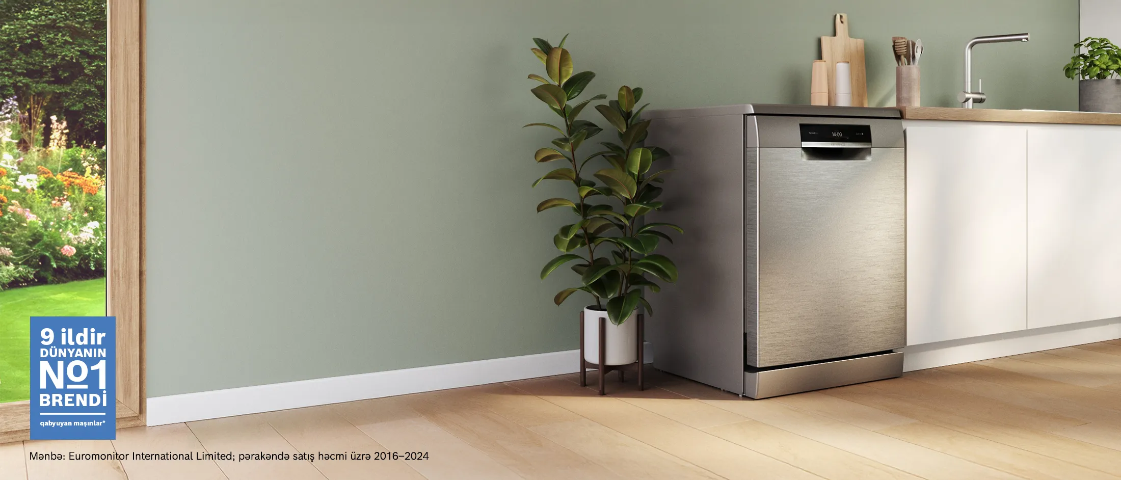 Parlaq, işıqlı mətbəxdə qapısı açıq ayrı dayanan qabyuyan maşın.