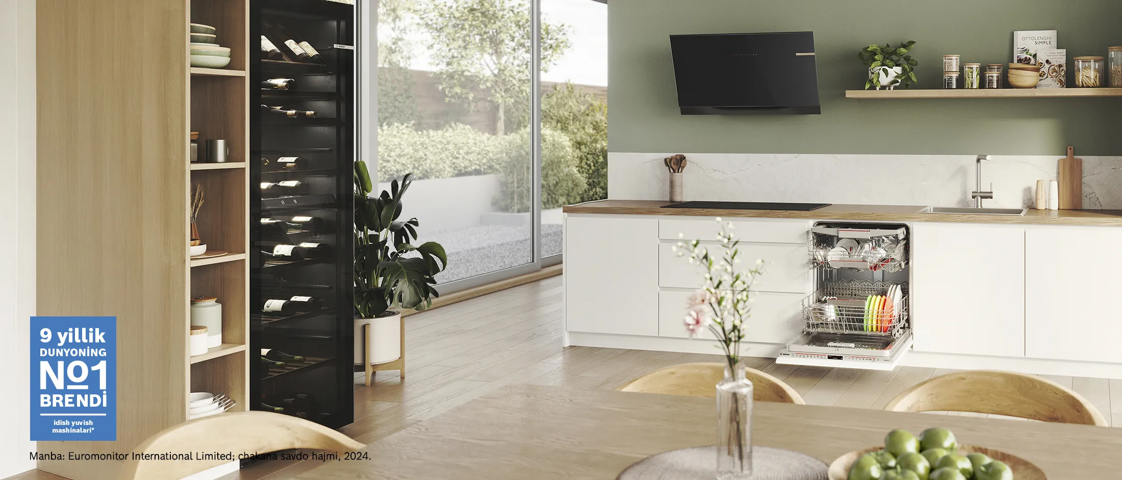 Встроенная посудомоечная машина Bosch, идеально интегрированная в белый кухонный дизайн, предлагает элегантный внешний вид.