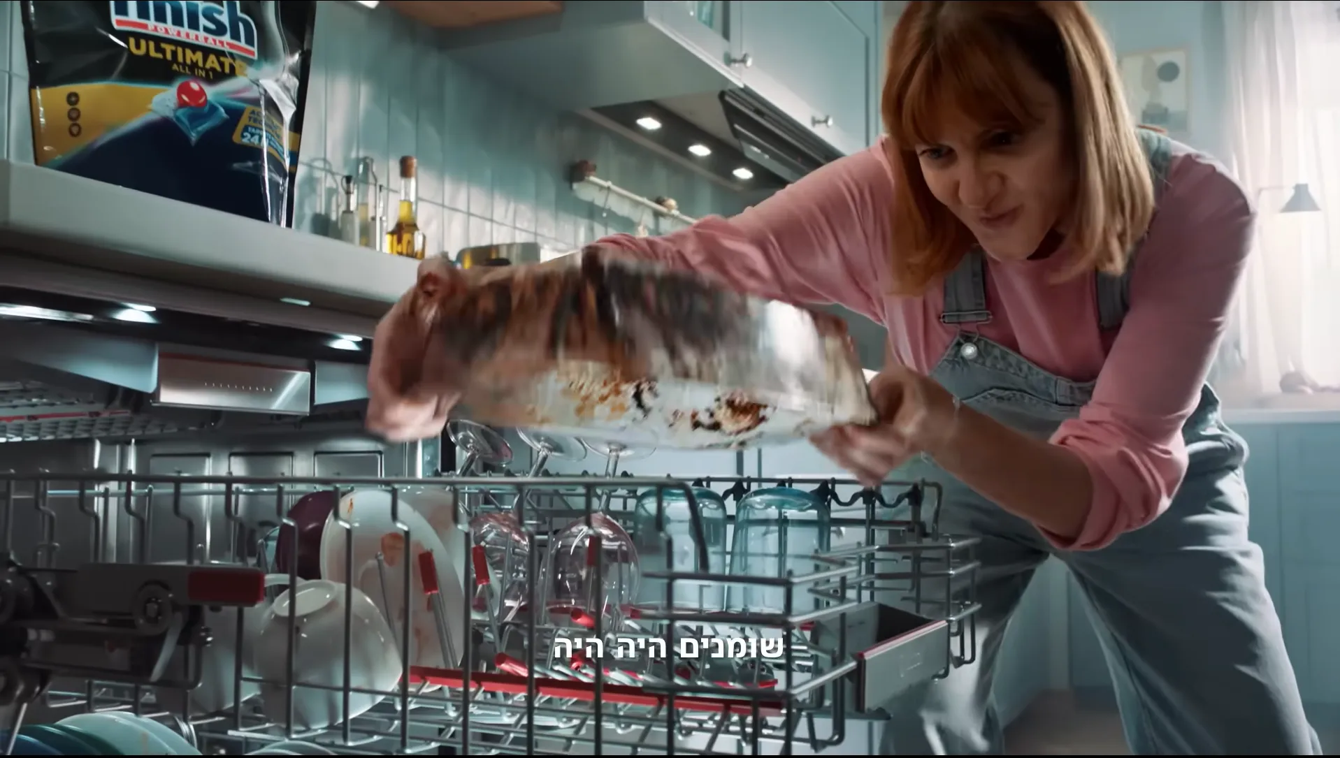 מטבח מודרני מציג מדיח כלים פתוח מלא בכלים נקיים, עם בועית טקסט בולטת המדגישה "אחריות ל-3 שנים."