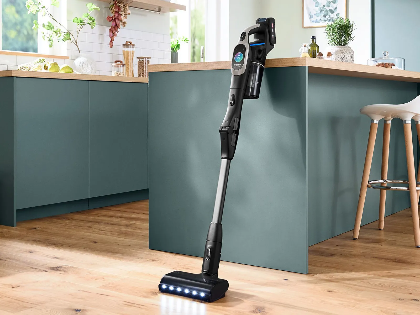 odkurzacz pionowy oparty o blat kuchni