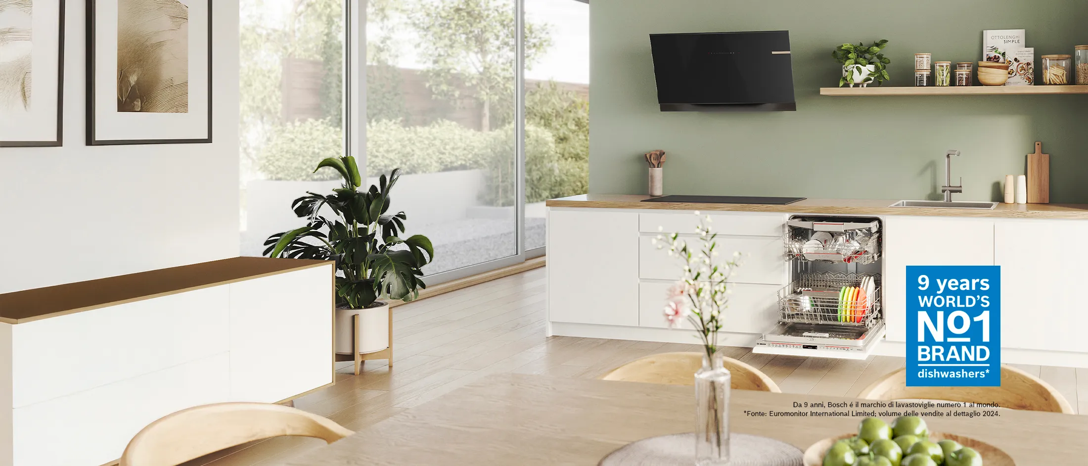 Una cucina moderna con una lavastoviglie aperta carica di piatti puliti.