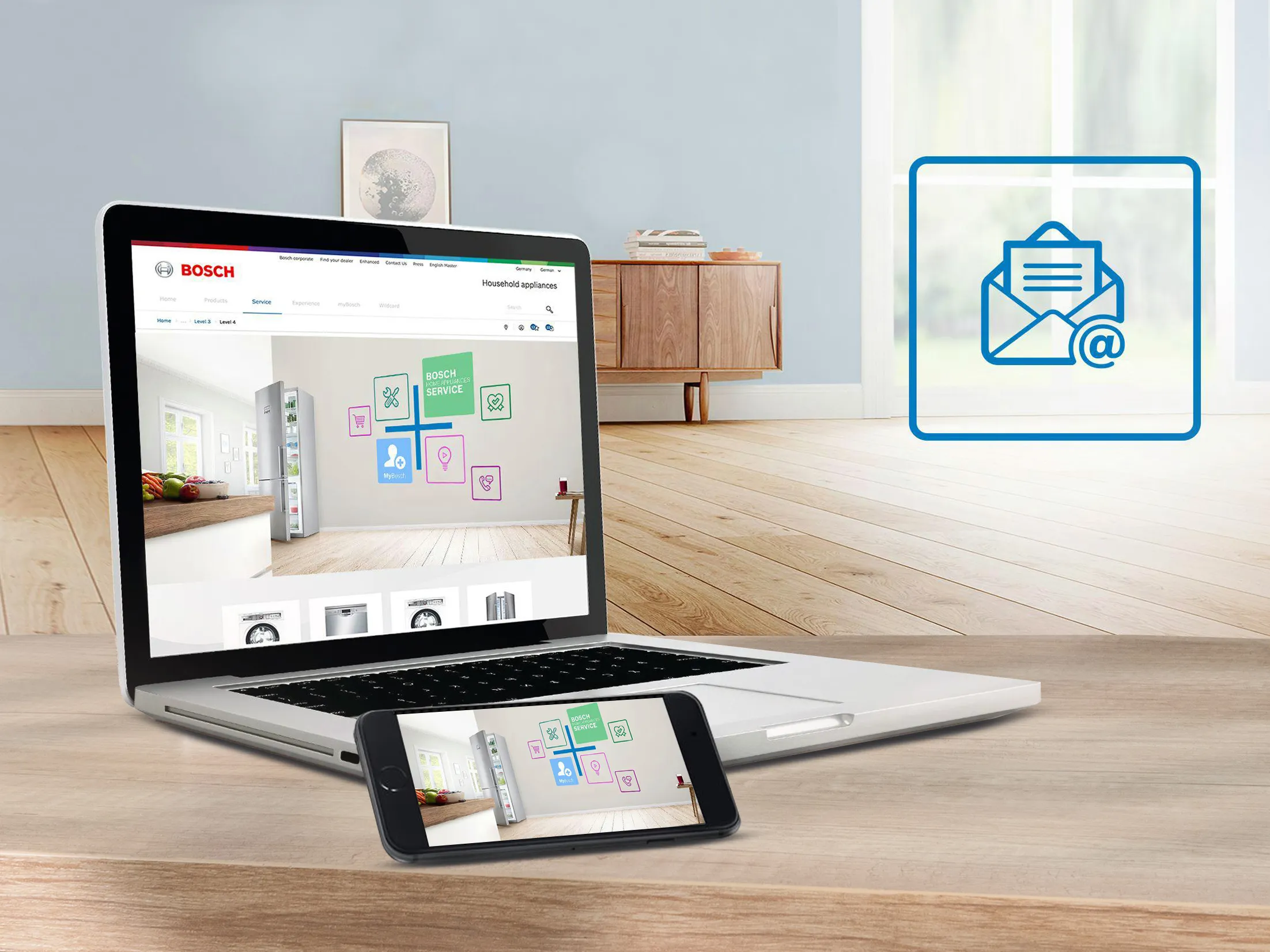 Wyświetlanie laptopa i smartfona Inteligentna aplikacja Bosch, z ikoną pocztową w rogu, na drewnianym stole w nowoczesnym salonie.