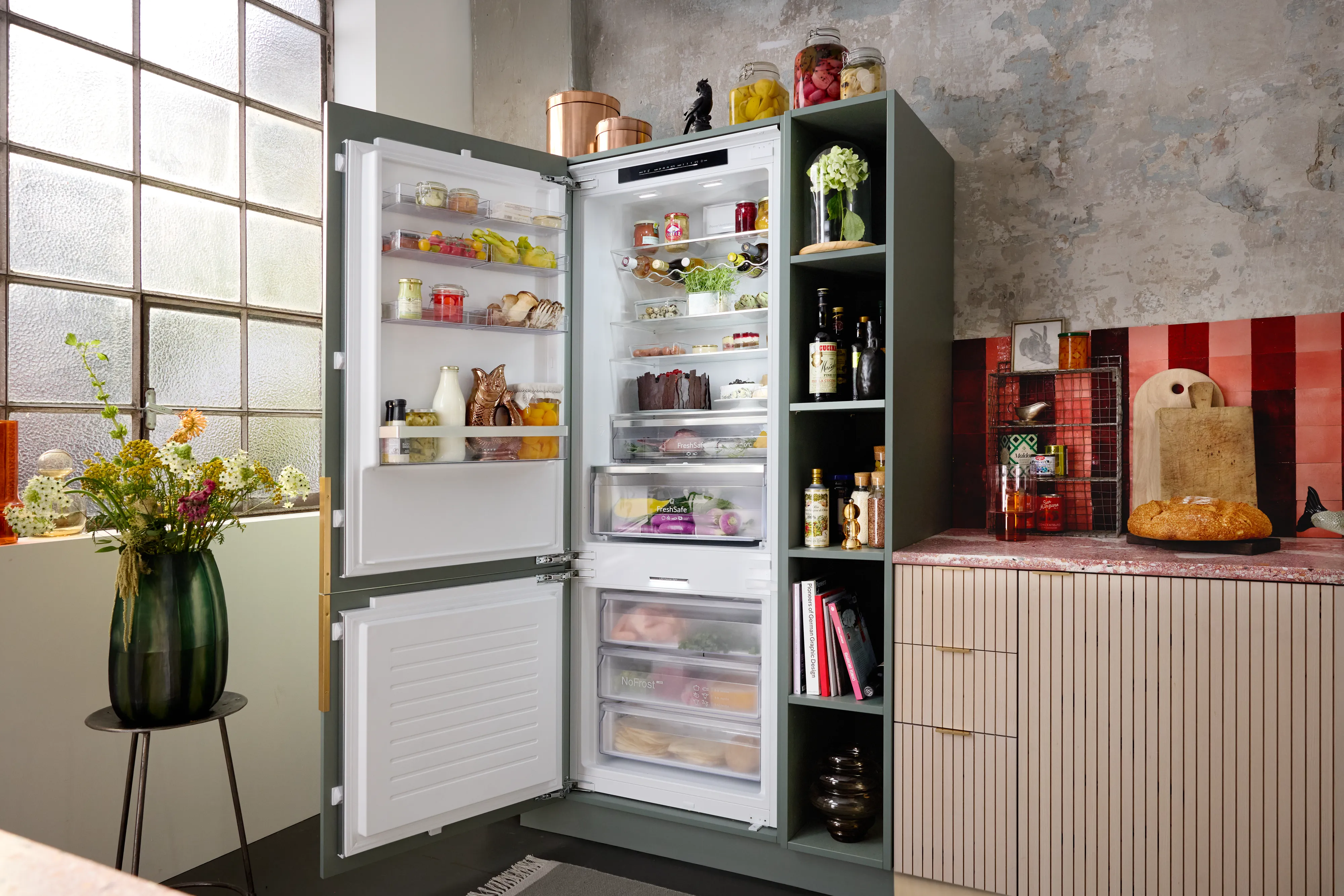 Geöffnete NEFF Einbau-Kühl-Gefrierkombination mit No Frost und Fresh Safe Frischhaltesystem.