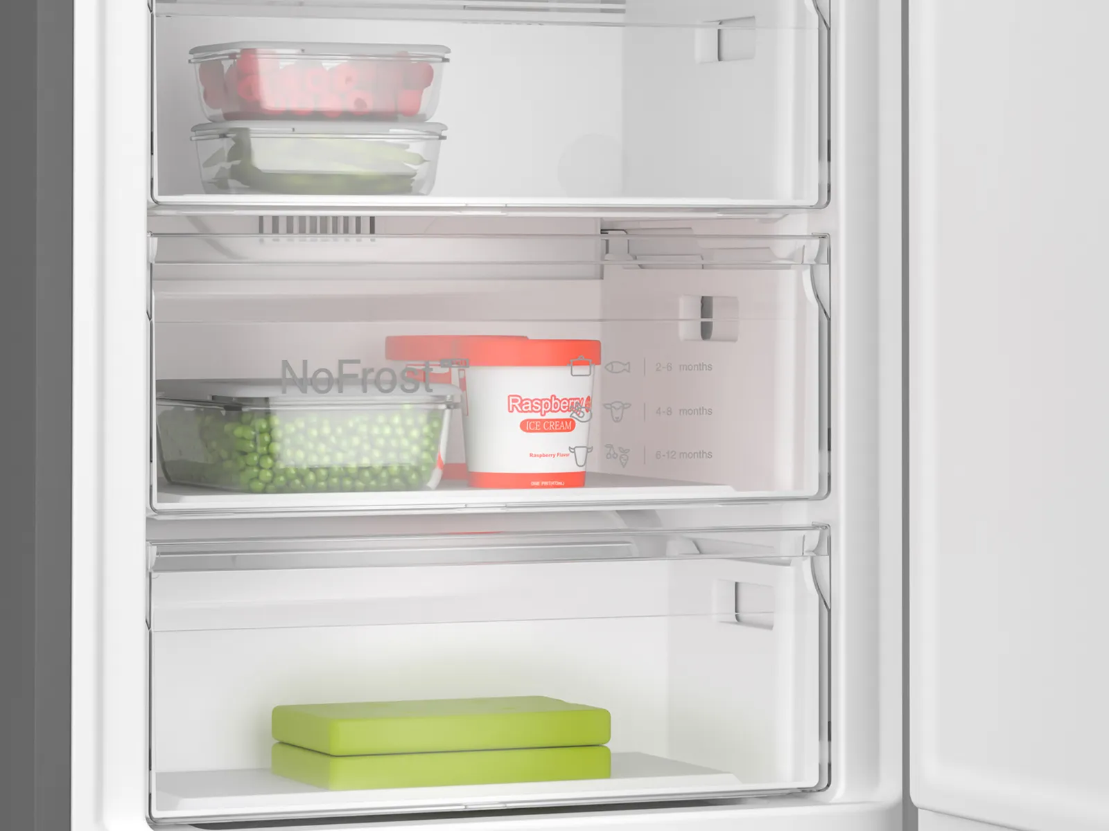 Réfrigérateur ouvert avec des étagères en verre, de la marque Bosch, mettant en valeur un design moderne et un grand espace de rangement.