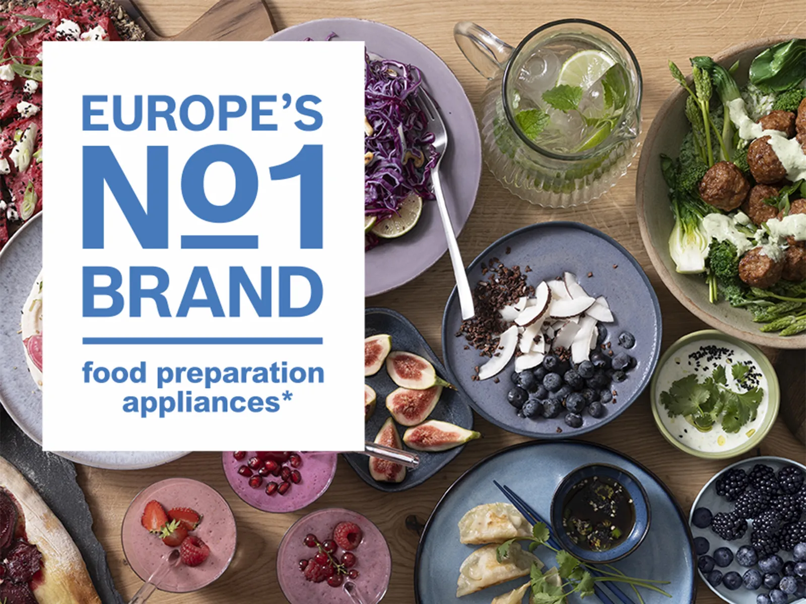 Prekrasno aranžirano voće i deserti na radnoj površini, uključujući šareno bobičasto voće i elegantna peciva.