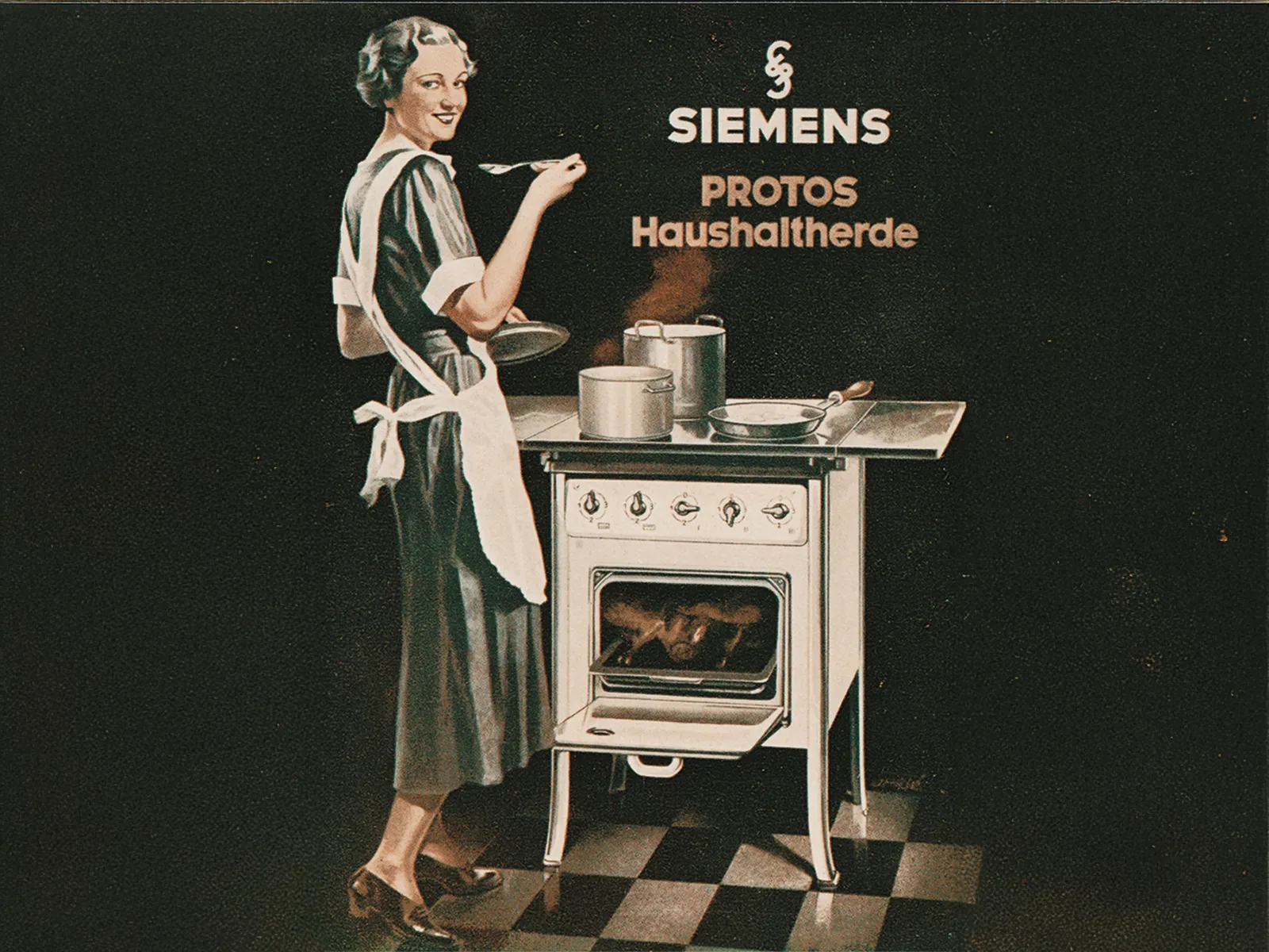 Una pubblicità vintage che mostra una donna che cucina su una stufa Siemens Protos, con vapore che sale dalle pentole sul piano cottura.