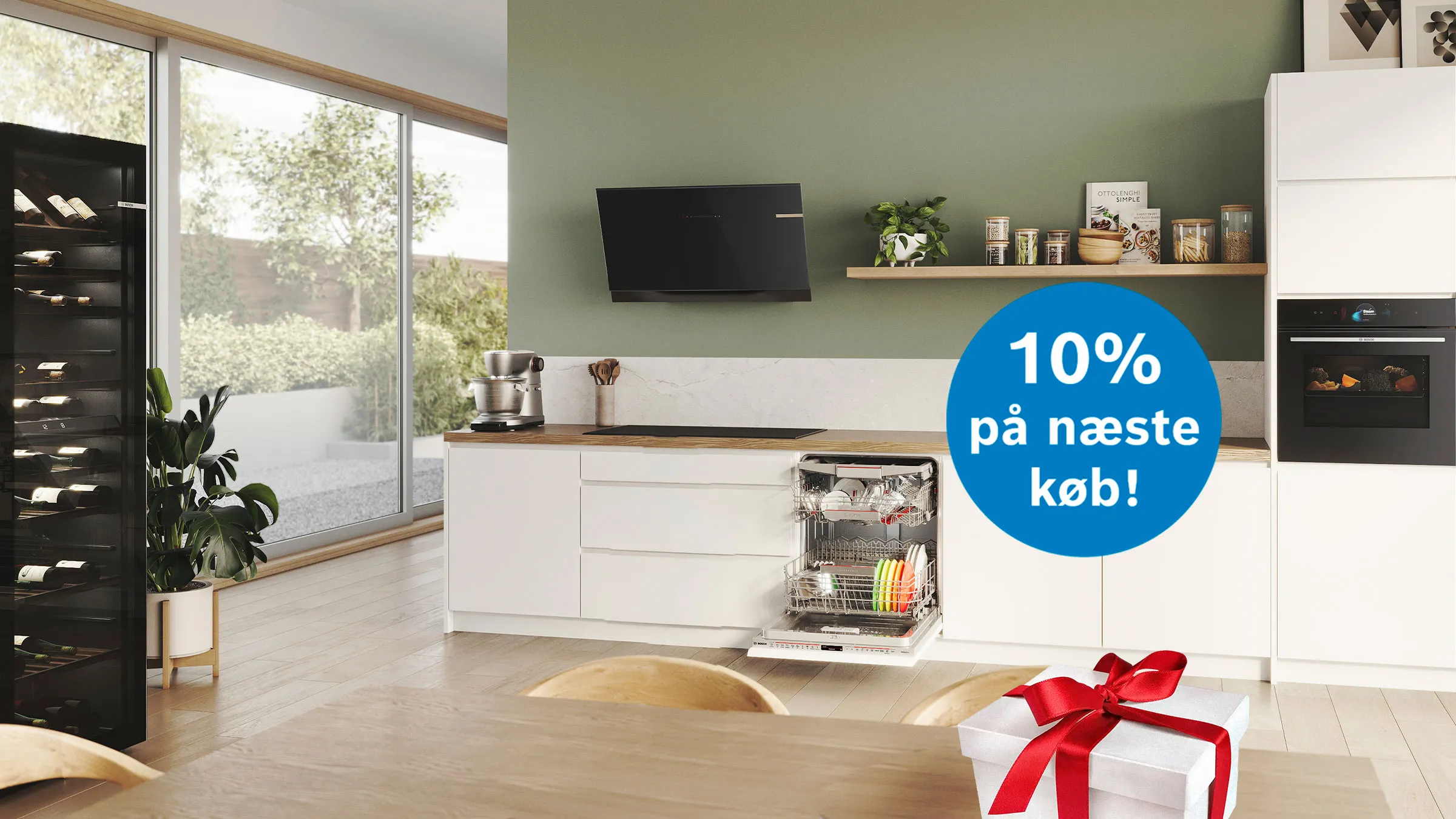 Moderne køkken med en sort vinkøler, åben opvaskemaskine og en gaveæske på bordet. Og et tilbud om 10 % rabat.