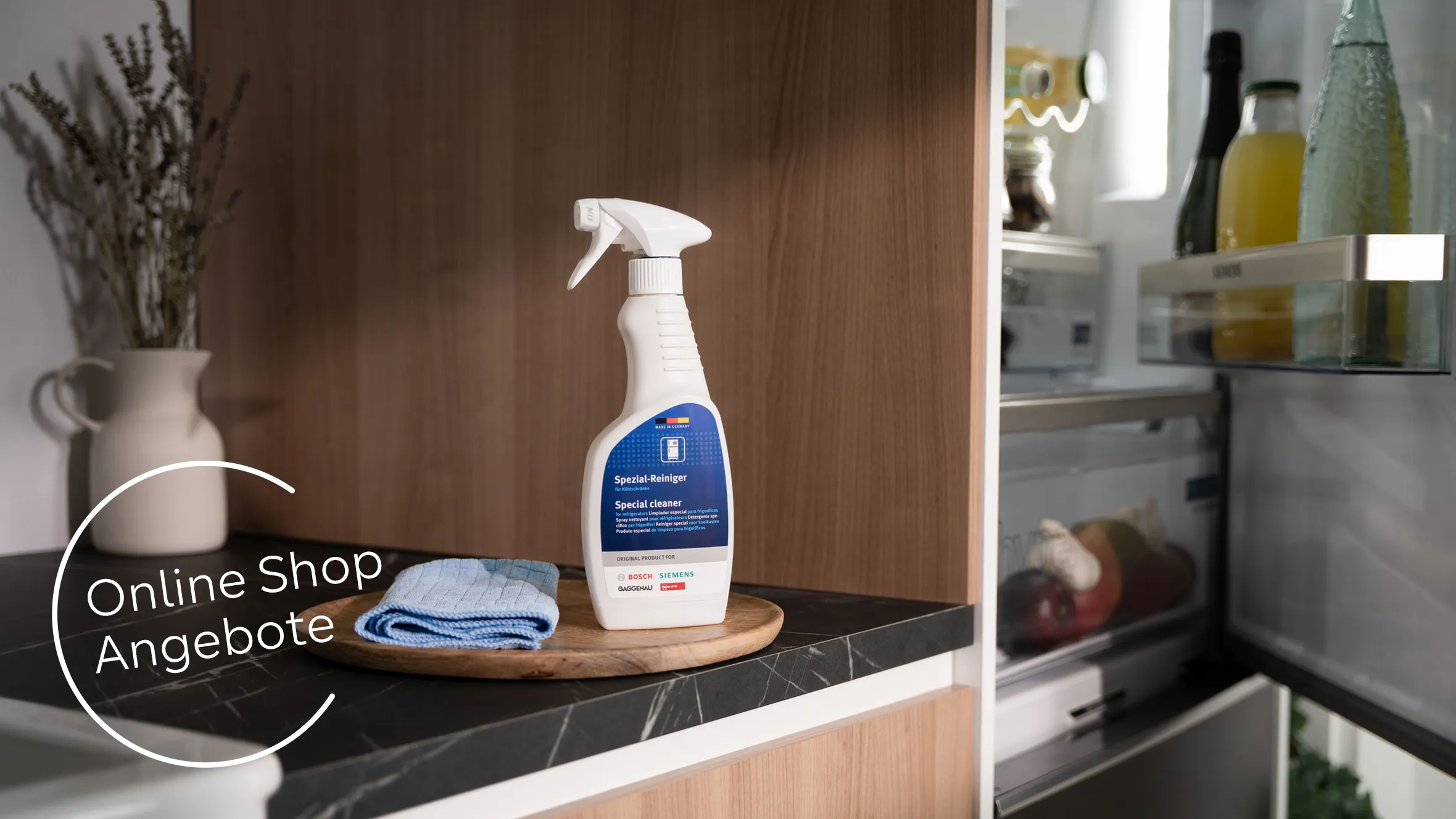 Siemens Kühlgeräte Zubehör auf Küchentresen neben offenem Kühlschrank mit Hinweis auf Zubehör Angebot im Online Shop