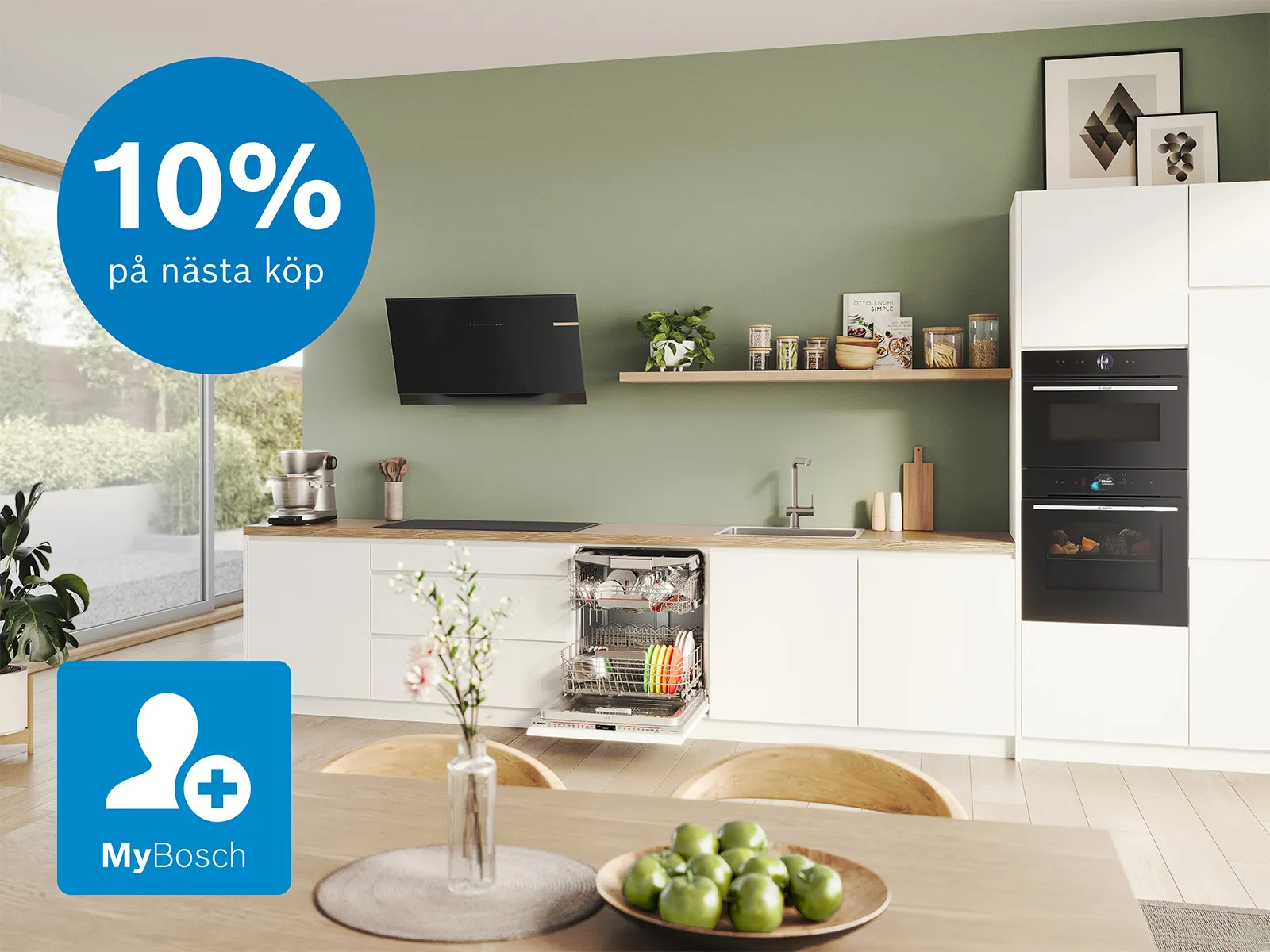 Modernt kök med en öppen diskmaskin, svart vinklad fläkt och svart ugn och mikrovågsugn inbyggt i ett högskåp. En blå splash om erbjudande på 10 % rabatt för medlemmar.