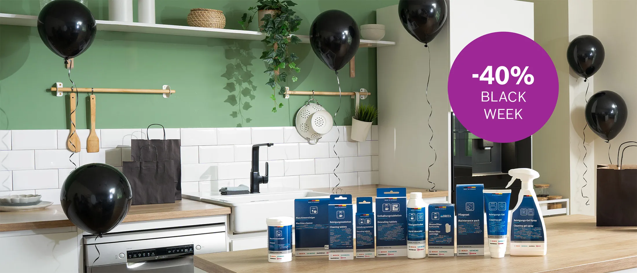 Kodinkoneiden puhdistustuotteita keittiön työtasolla Black Week -tarjouksessa, jossa on 40 % alennus.