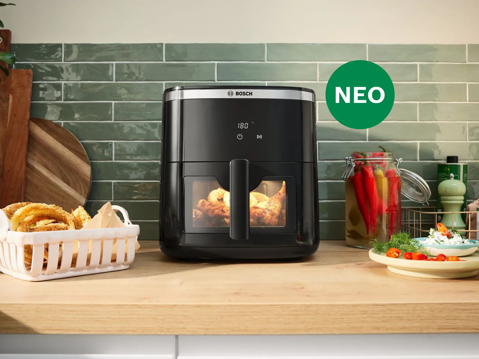 Ένα air fryer πάνω στον ξύλινο πάγκο της κουζίνας.