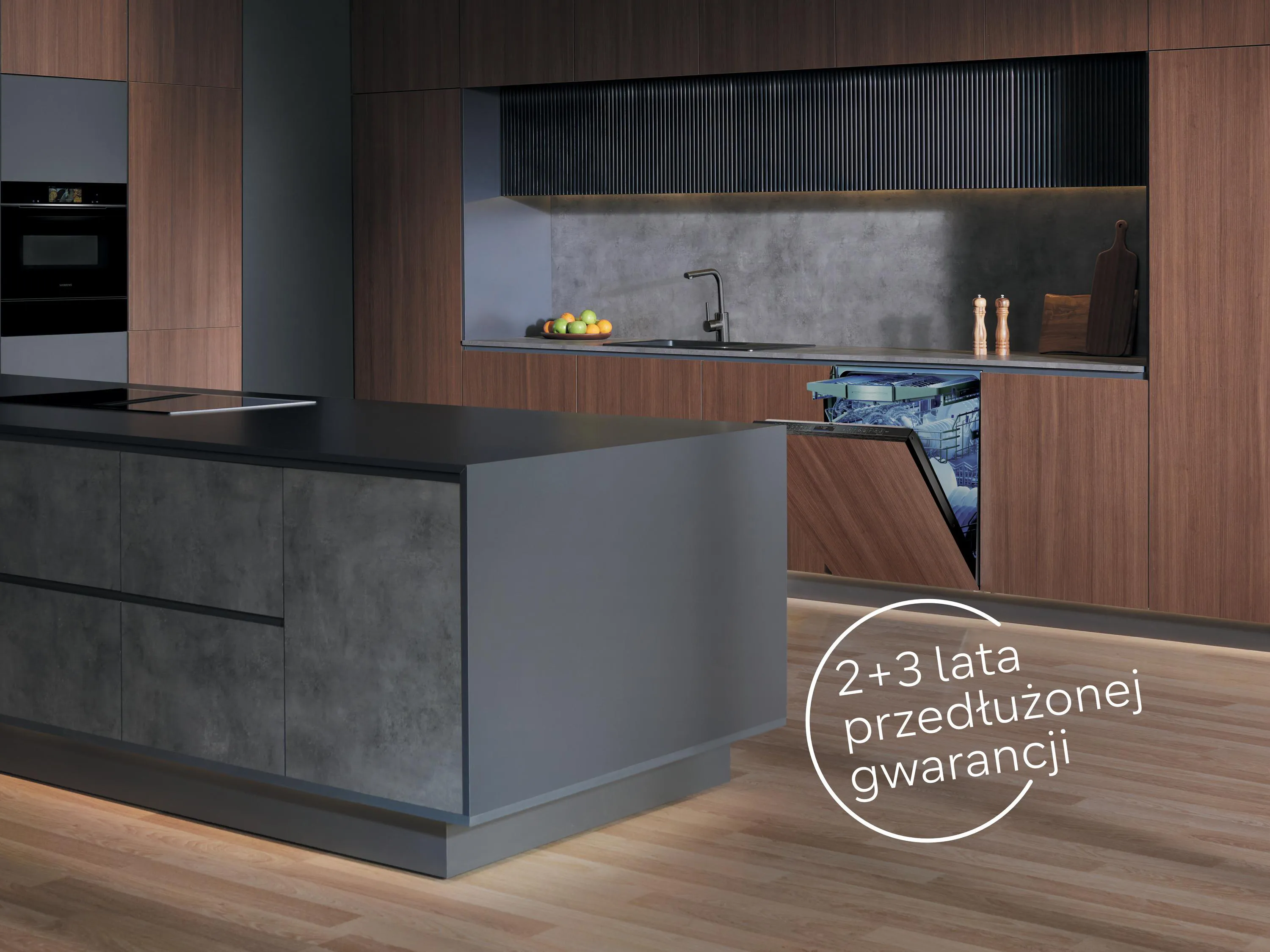 Kuchnia w zabudowie, otwarta zmywarka i ikonka promocji