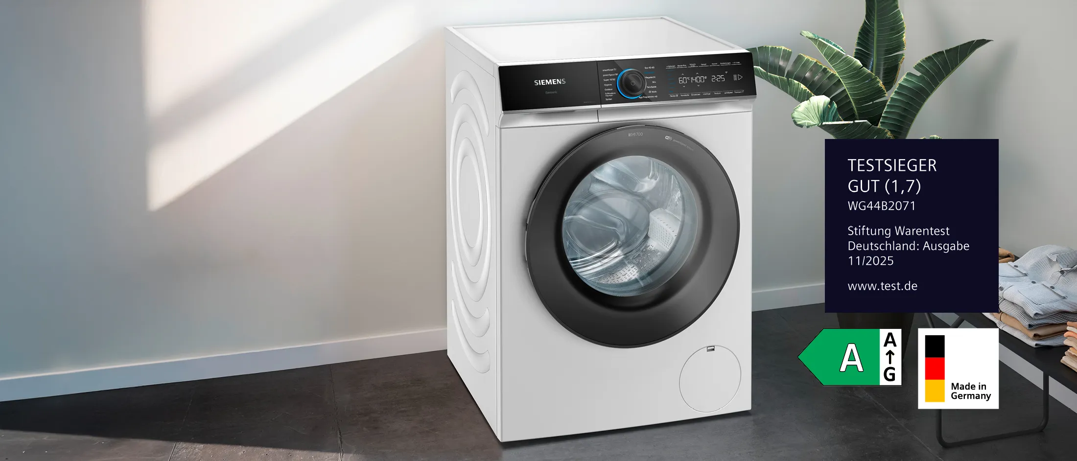 Siemens Waschmaschine WG44B2071 im Vordergrund. Made in Germany Logo und Logo für Testsieger Stiftung Warentest Deutschland.