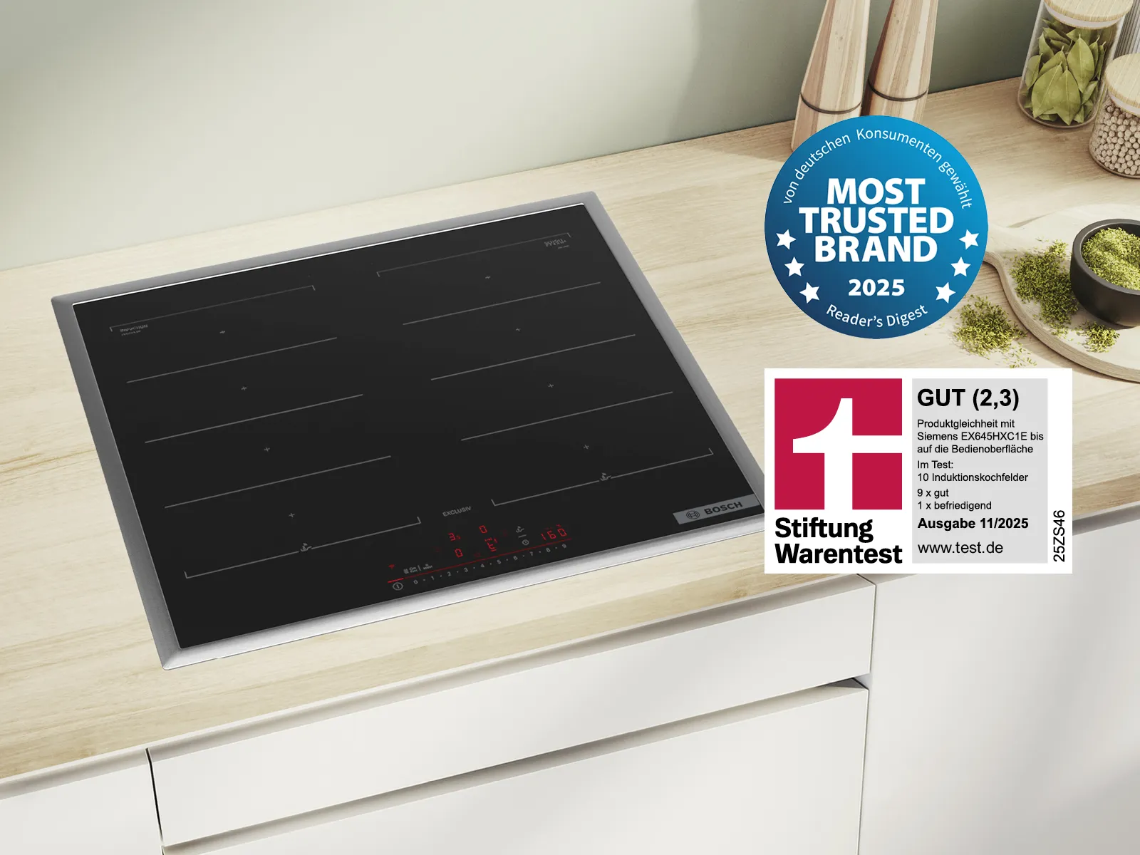 Ein Bosch Kochfeld auf einer hellen Holzarbeitsplatte.