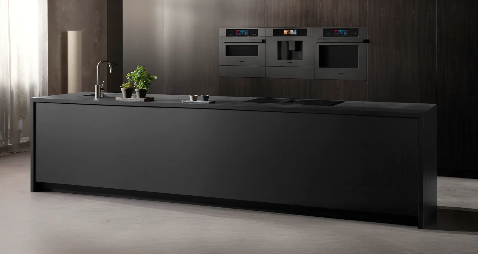 Cuisine Siemens moderne avec une casserole fumante sur une plaque à induction, des légumes frais et des ingrédients culinaires sur le plan de travail.