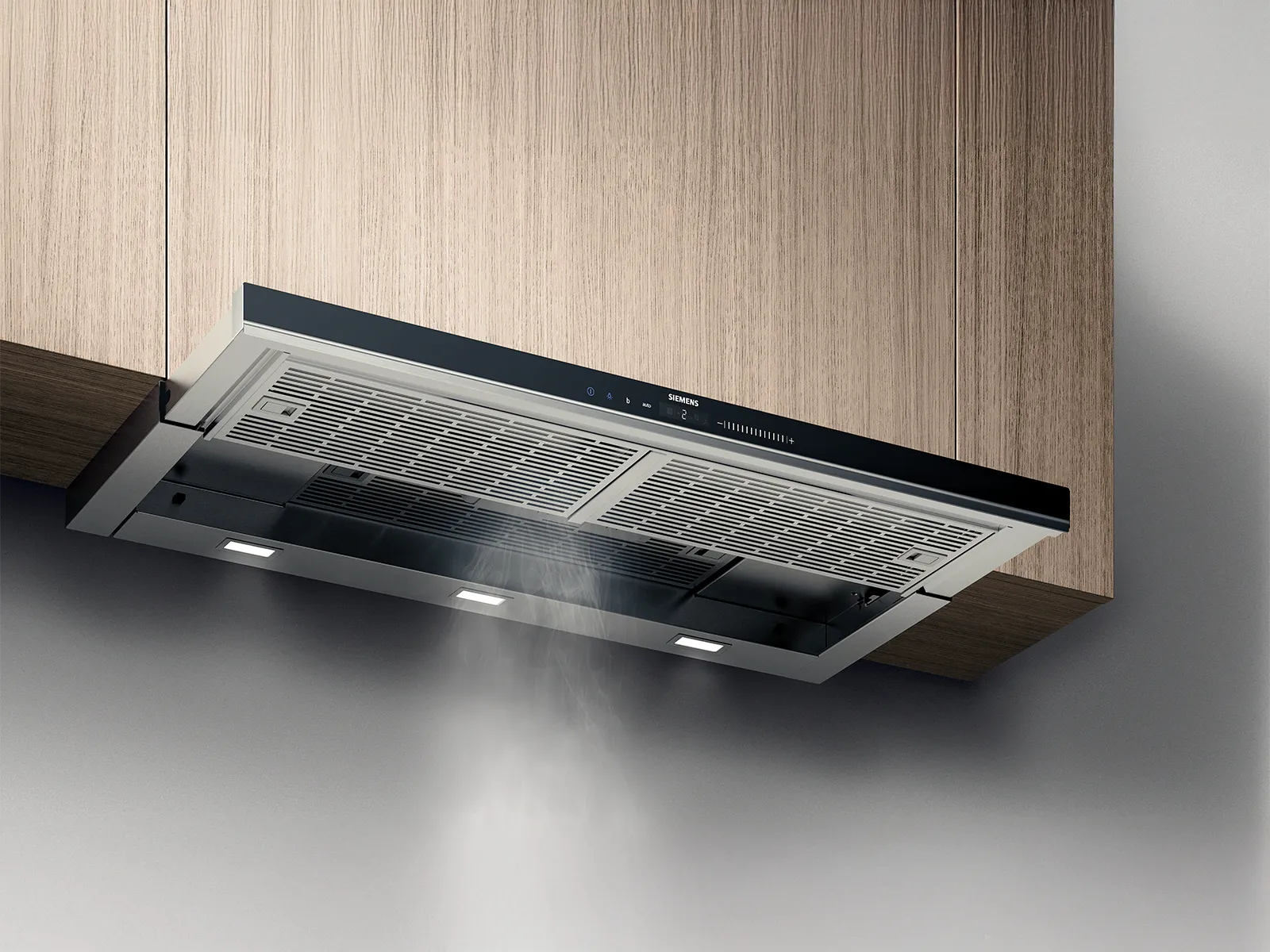 Helintegrerad utdragbar köksfläkt i köksinredning av trä.