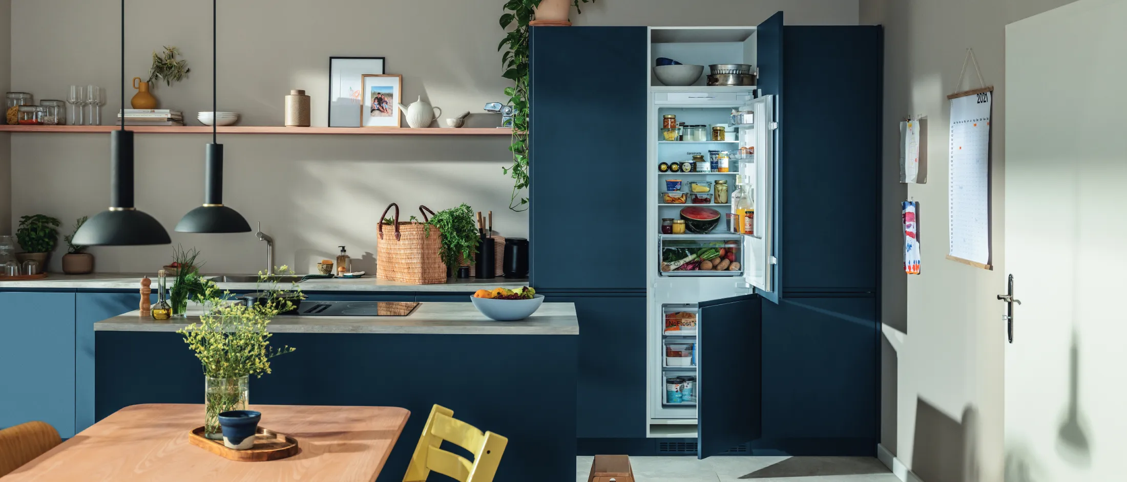 Paar Kochen zusammen in der modernen Küche, lächeln und interagieren.