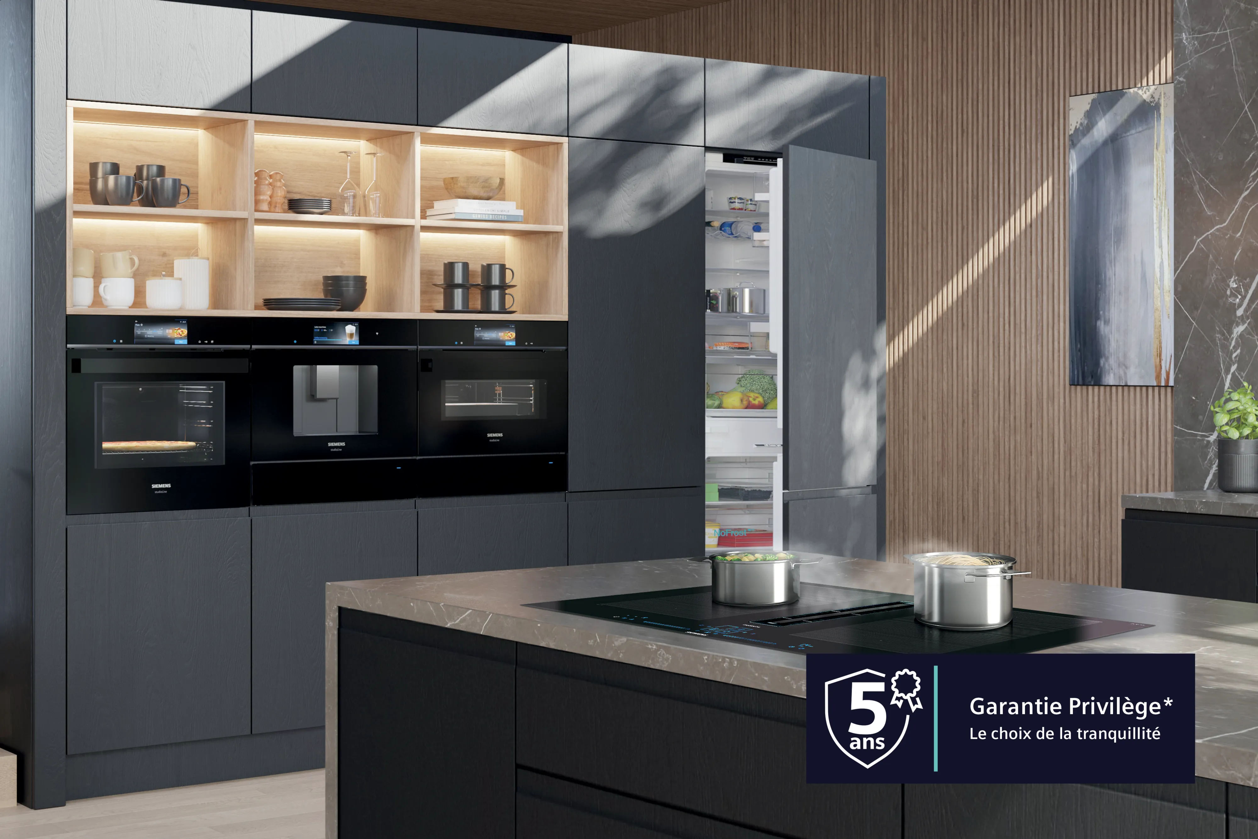 Cuisine moderne équipée d'appareils encastrés Siemens, d'un réfrigérateur ouvert, d'une plaque de cuisson avec des casseroles en ébullition et d'étagères en bois éclairées.