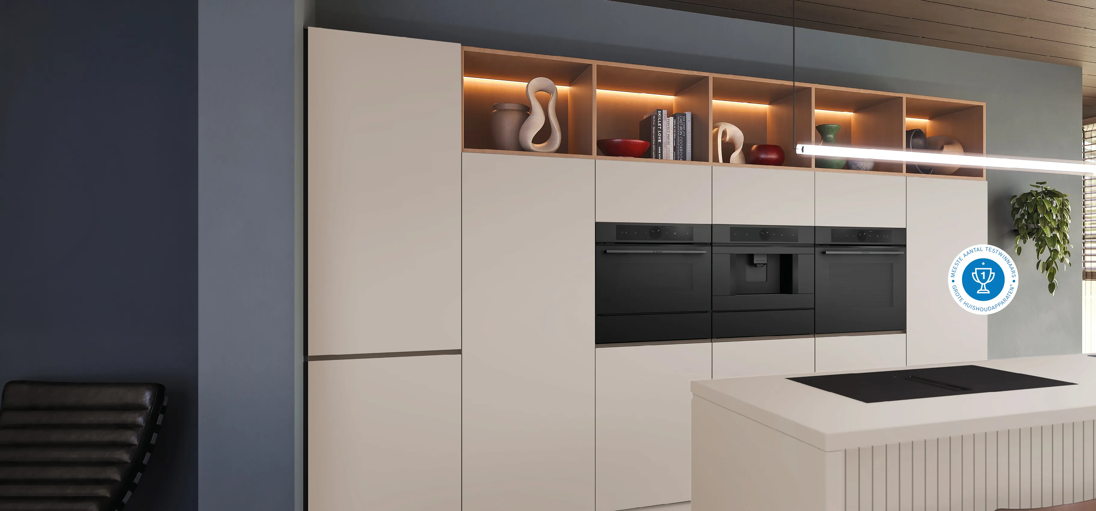 zwarte oven en kookplaat in matzwarte afwerking in witte keuken