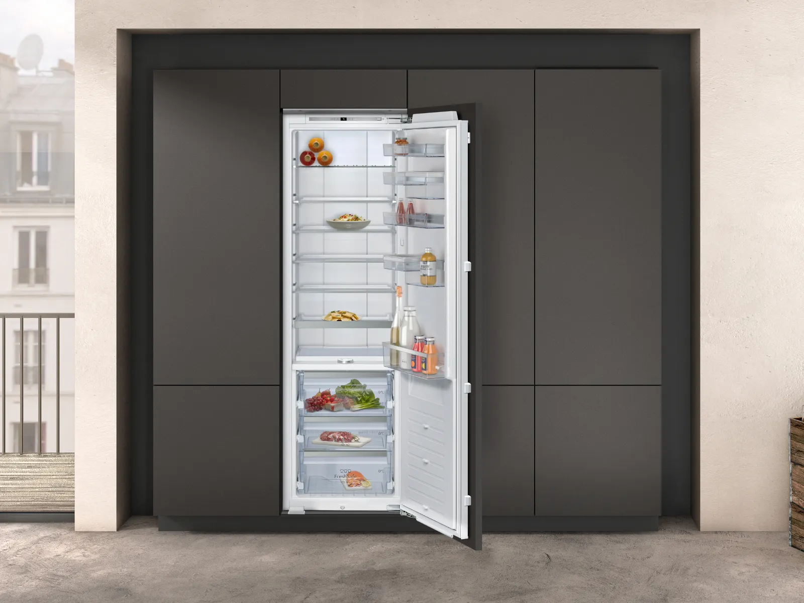 Geöffnete Einbaukühlschrank ohne Gefrierfach