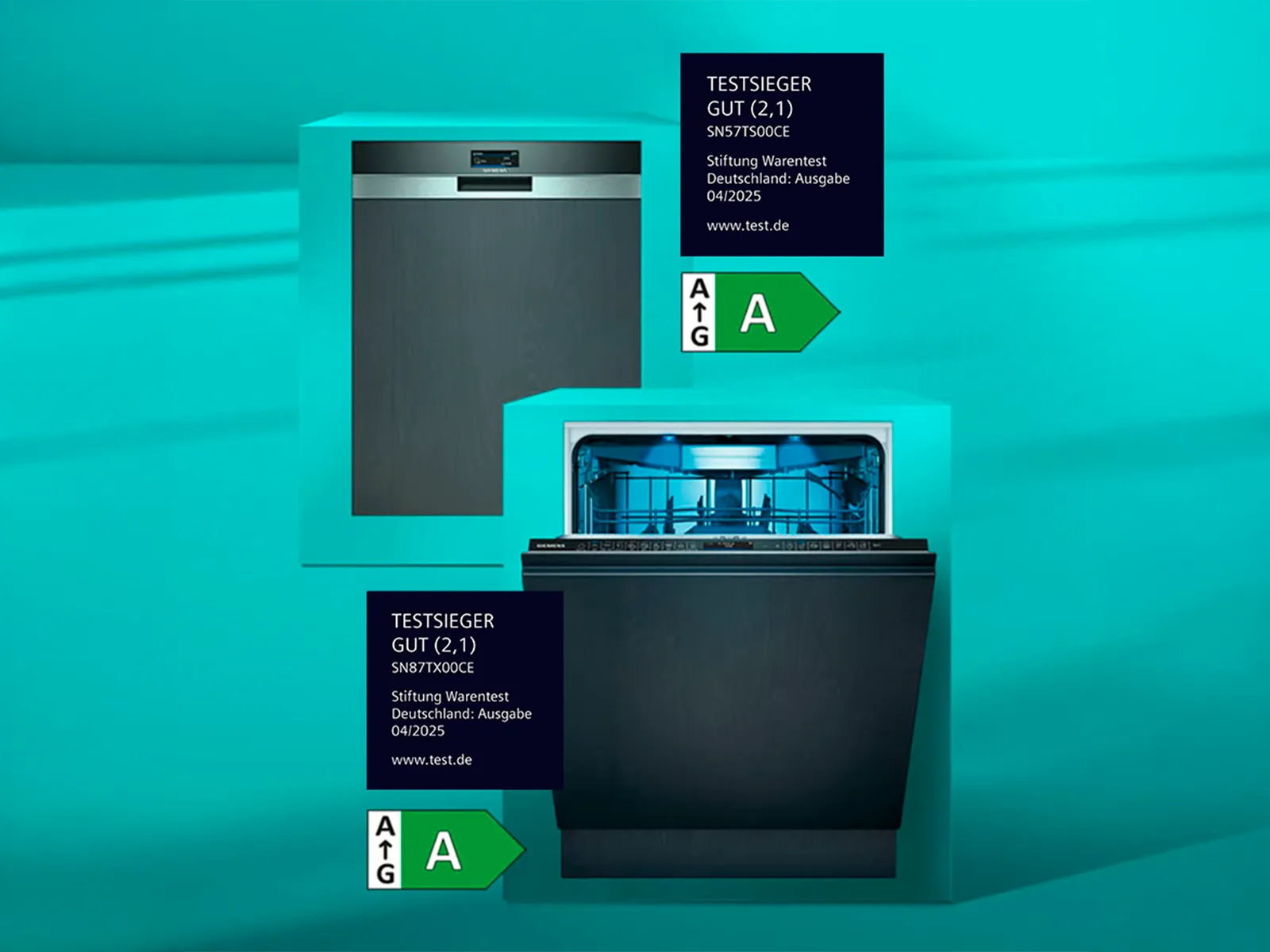 Das Bild zeigt zwei Geschirrspüler vor einem blaugrünen Hintergrund, beide mit der Bewertung „Testsieger Gut“ ausgezeichnet, mit Effizienzlabels und modernem Design. 