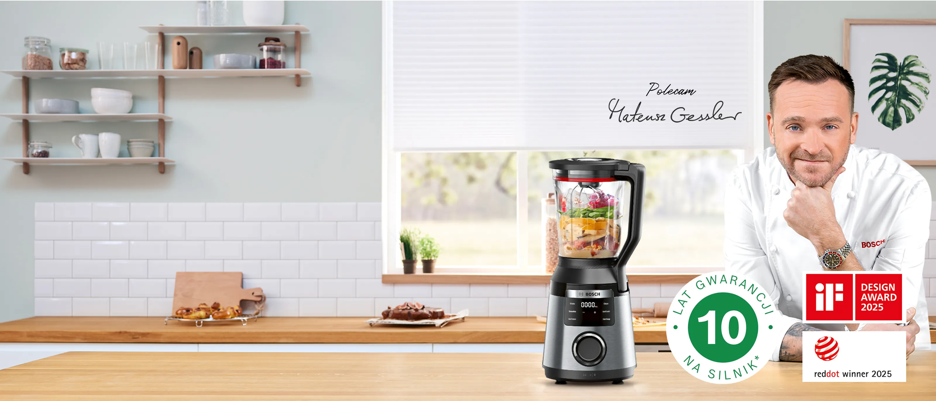 Mateusz Gessler w kuchni, obok blender kielichowy