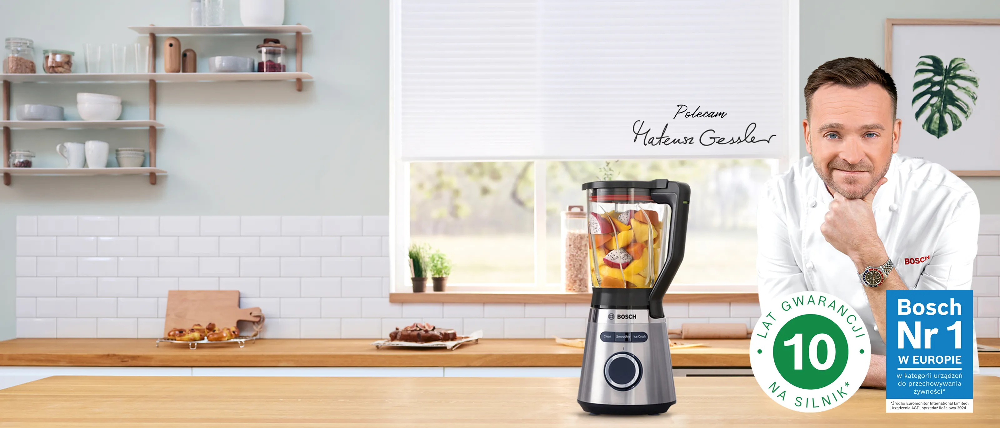 Mateusz Gessler oparty o blat w kuchni, obok blender