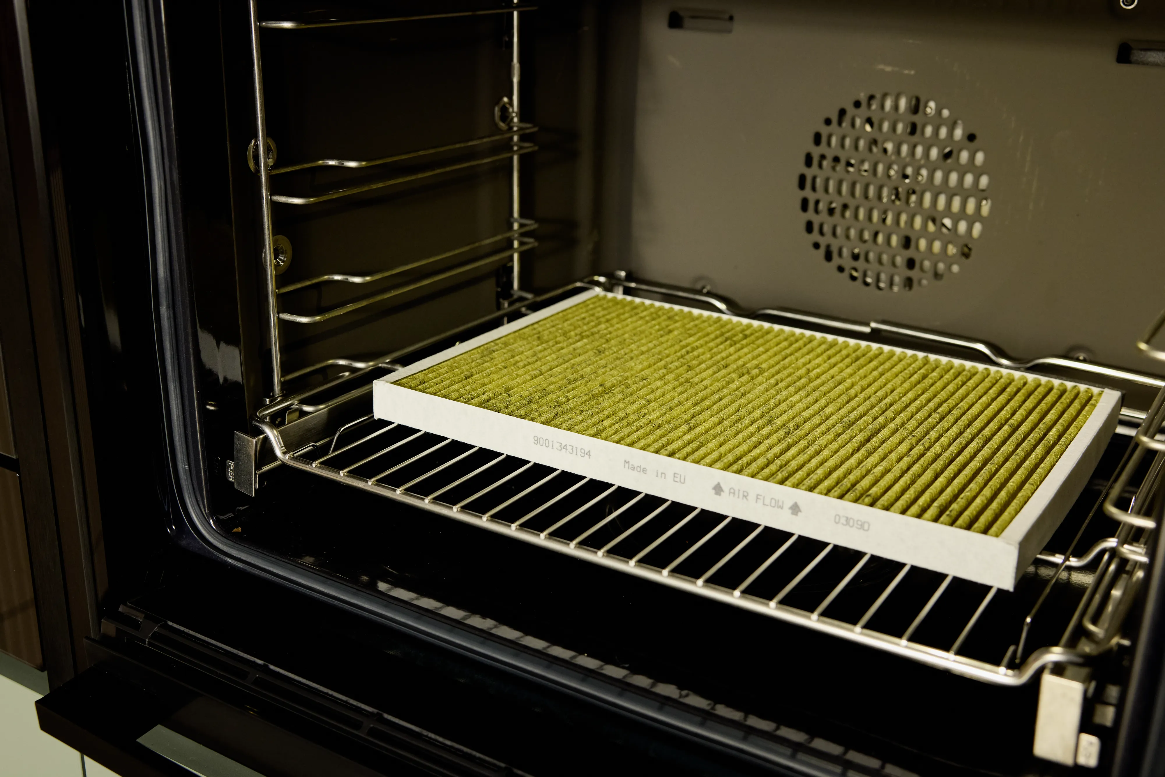 Long-Life Clean Air Aktivkohlefilter von NEFF auf dem Backofengitter bei 100 °C zur Reaktivierung im Umluftbetrieb.
