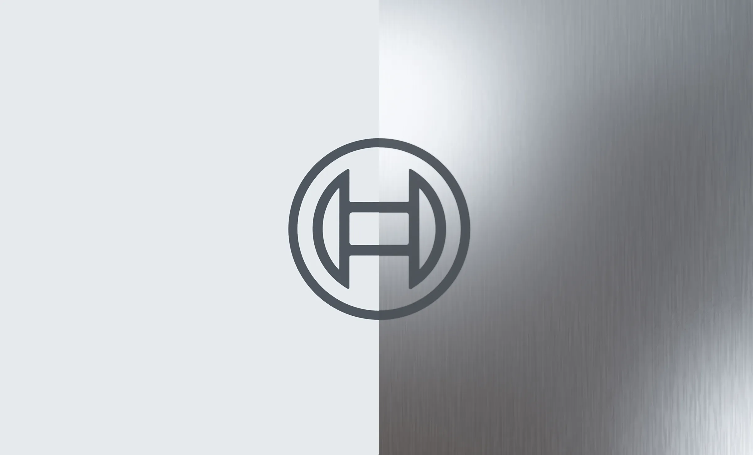 Ein geteiltes Bild der Rückwand eines Kühlgeräts mit dem Bosch-Logo in der Mitte – eine Hälfte ist weiß, die andere aus gebürstetem Edelstahl.