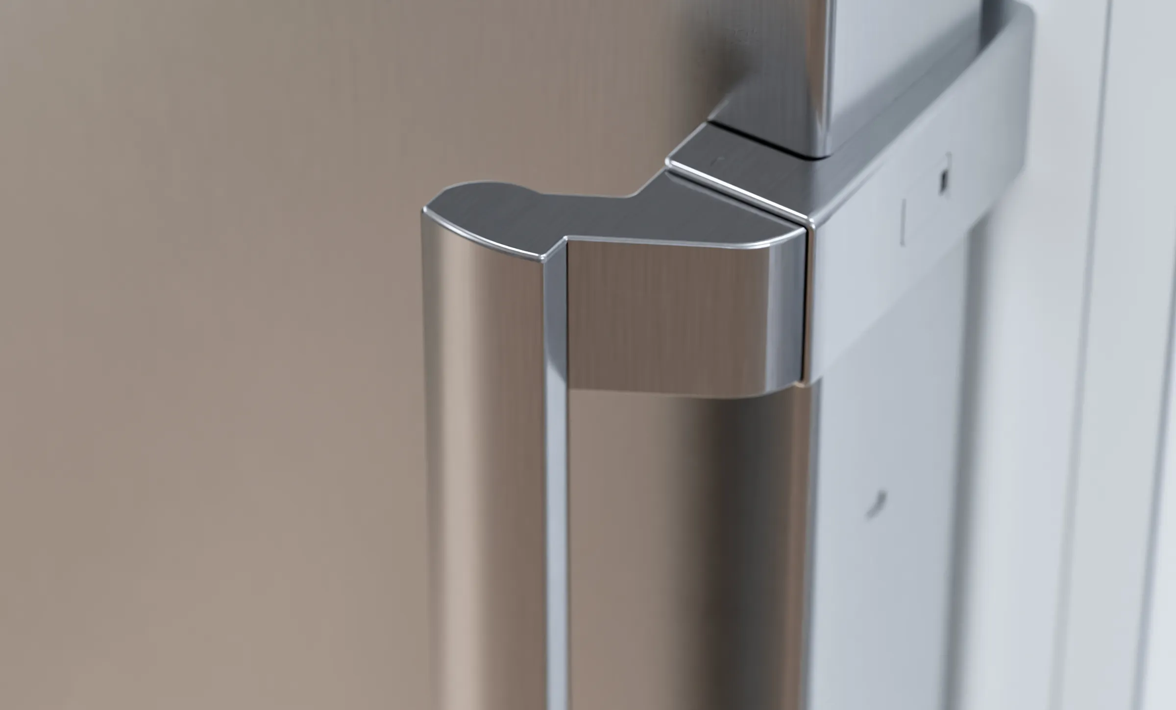 Nahaufnahme eines eleganten Türgriffs aus gebürstetem Metall an einem Kühlschrank.