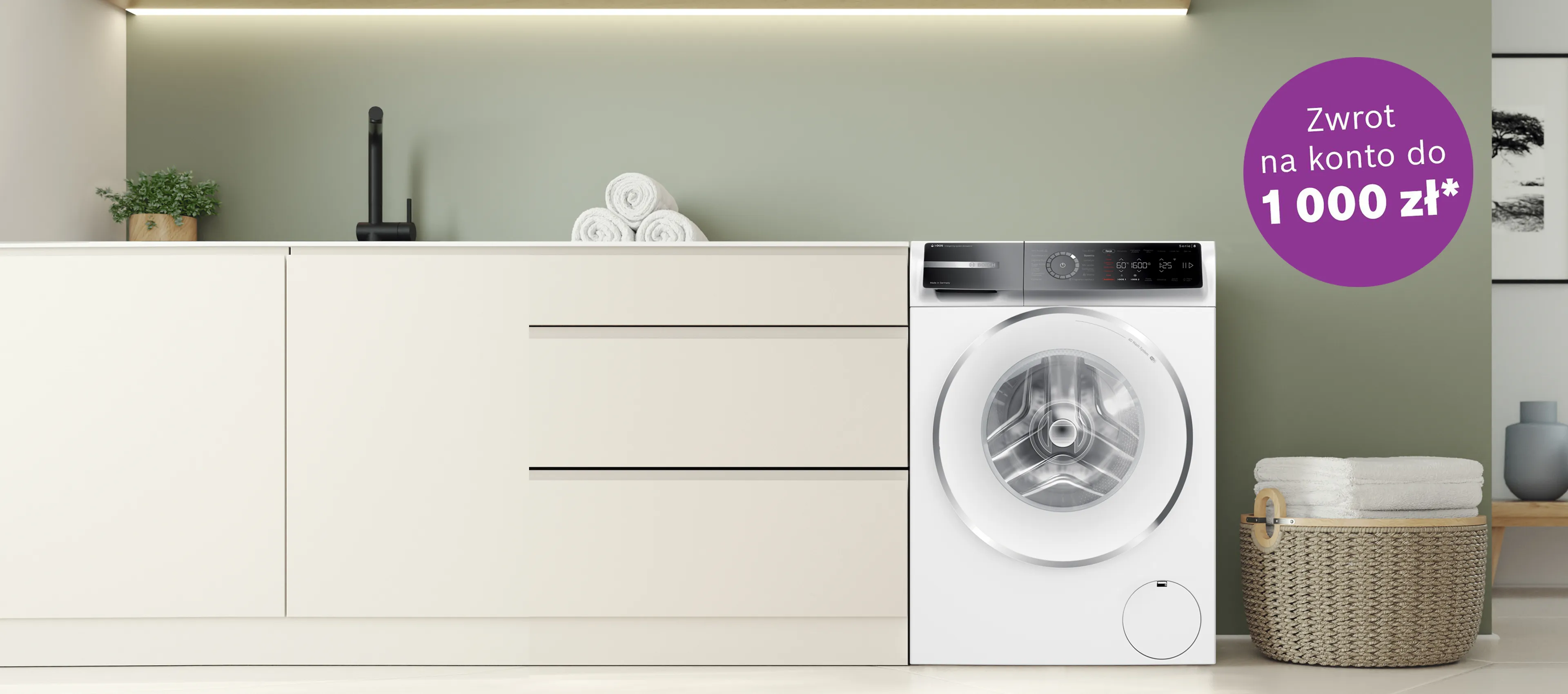 Pralka wolnostojąca obok kosz na pranie i zabudowa kuchni