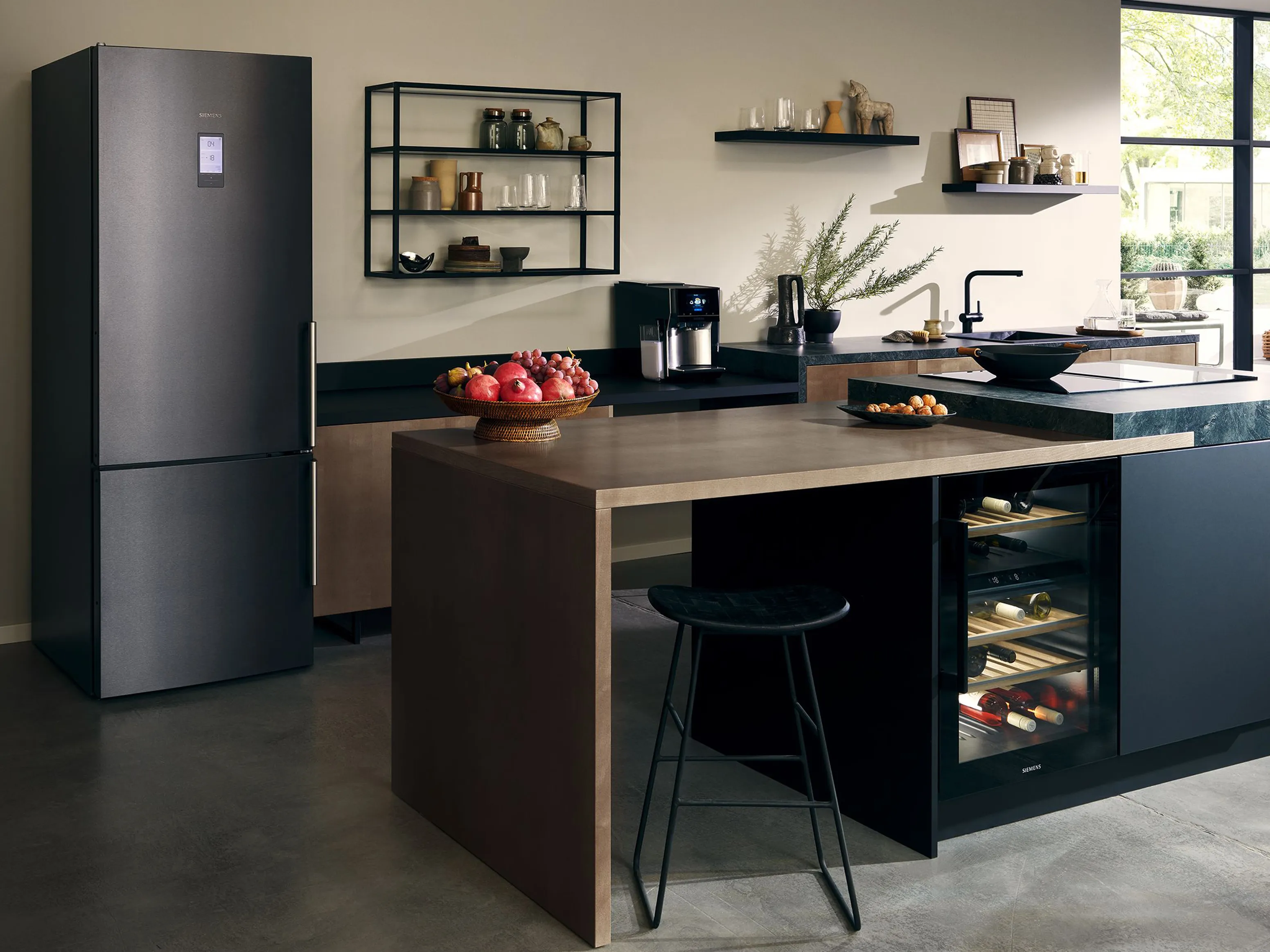 Elegancka, nowoczesna kuchnia z dwoma piekarnikami Siemens w zabudowie, ułożonymi jeden nad drugim.