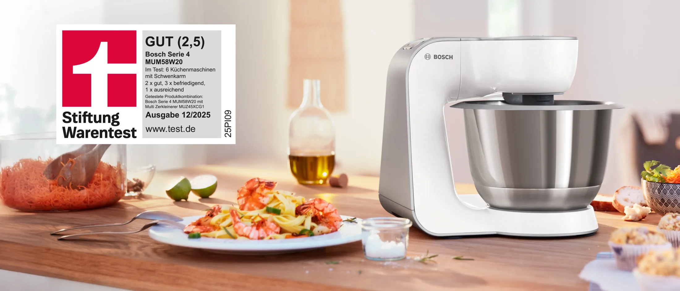 Eine Küchenmaschine auf einer Arbeitsplatte mit dem Testsiegel der Stiftung Warentest mit der Note GUT.