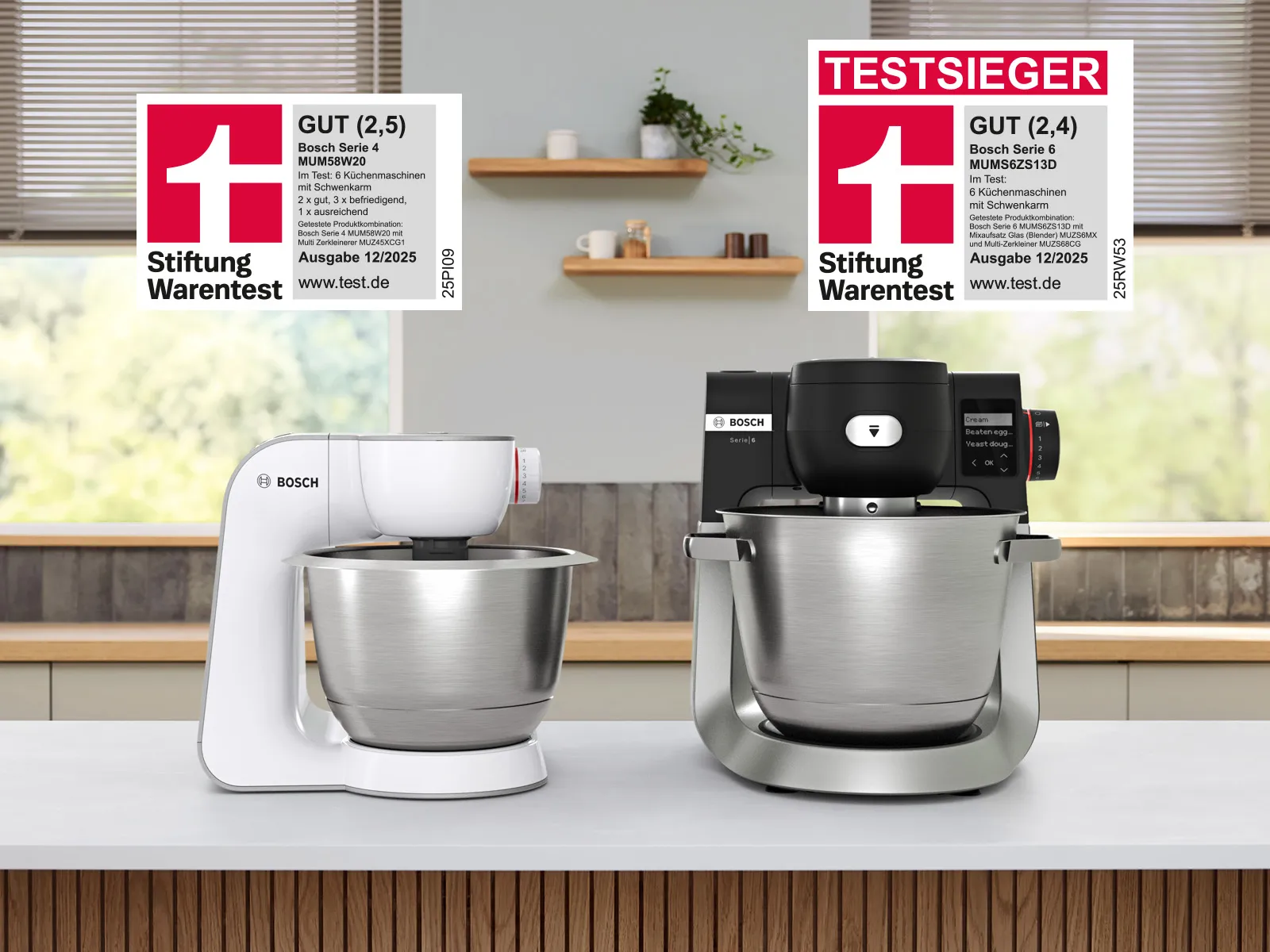 Ein eleganter Bosch‑Küchenmixer mit Edelstahlschüssel steht auf der Arbeitsplatte neben frisch gebackenen Brotlaiben und ist mit einem violetten ‚NEU‘‑Label versehen.