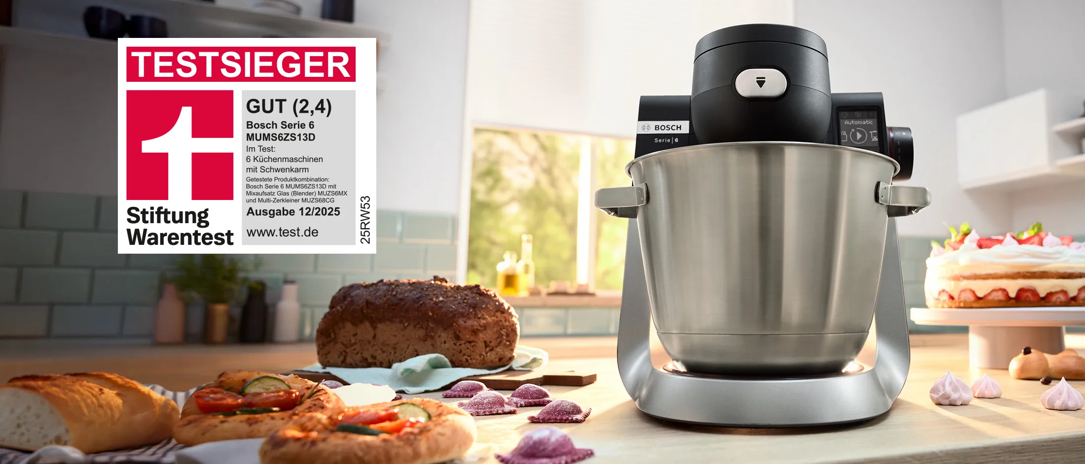 Eine Küchenmaschine auf einer Arbeitsplatte mit dem Testsiegel der Stiftung Warentest mit der Aussage Testsieger.